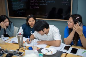 การฝึกอบรม ฝึกอบรม การอบรม อบรม การสัมมนา สัมมนา จัดสัมมนา การสอน สอน วิชา บรรยาย ปฏิบัติ ฝึกปฏิบัติ กิจกรรมกลุ่ม ประชุม ระดมสมอง อภิปราย รายงาน นำเสนอ train training seminar topic course outline proposal group brainstorming workshop discuss discussion content topic syllabus curriculum development วิชา เนื้อหา หัวข้อ รูปแบบ ผู้เข้าอบรม ห้องเรียน ห้องอบรม ห้องประชุม หลักสูตรหัวหน้างาน หลักสูตรพัฒนาหัวหน้างาน หลักสูตรหัวหน้างานยุคใหม่ การบริหาร management หัวหน้างาน supervisor การบังคับบัญชาสำหรับหัวหน้างาน supervisory บทบาทหัวหน้างาน บทบาทและหน้าที่หัวหน้างาน supervisory skill การแก้ปัญหาและตัดสินใจ problem solving problem solving and decision making การบริหารความขัดแย้ง conflict conflict management การเป็นผู้นำ leadership ผู้นำ leader โค้ช coach การสอนงาน coaching การสั่งการ การสั่งงาน directing การมอบหมายงาน delegation การควบคุมงาน controlling การจูงใจ การจูงใจผู้ใต้บังคับบัญชา การจูงใจลูกน้อง motivation การประเมินผลการปฏิบัติงาน performance appraisal การบริหารทรัพยากรบุคคล human resource management งานด้านบุคคล hr human resource การบริหารทรัพยากรมนุษย์ การพัฒนาบุคลากร แผนการฝึกอบรมประจำปี training training road map การรักษาบุคลากร engagement การรักษาคนเก่ง talent retention การคิดอย่างเป็นระบบ systematic thinking การคิดสร้างสรรค์ creative thinking การทำงานเป็นทีม team teamwork การสื่อสาร communication การประสานงาน cooperation การเจรจาต่อรอง negotiation การนำเสนอ present presentation presentation skill presentation technique การวางแผน plan planning การจัดลำดับความสำคัญของงาน priority setting การให้คำปรึกษา counseling การเป็นพี่เลี้ยง พี่เลี้ยง mentor mentoring การสัมภาษณ์พนักงาน interview interviewing ความฉลาดทางอารมณ์ E.Q. e.q. 5ส 5s การเพิ่มผลผลิต productivity การลดต้นทุน cost cost reduction การขาย sales การตลาด marketing การให้บริการ service service mind การบริหารลูกค้าสัมพันธ์ crm customer relationship management การบริหารเชิงกลยุทธ์ strategic management การวางแผนกลยุทธ์ strategic planning การกำหนดตัวชี้วัดในการทำงาน kpi การบริหารเวลา time management โหงวเฮ้ง kaizen บริษัท ไอเดียล อินโนเวชั่น จำกัด ไอเดียลอินโนเวชั่น วิชิต สุรพนานนท์ชัย ดร.วิชิต สุรพนานนท์ชัย วิทยากร อาจารย์ ด๊อกเตอร์ ดร. บริษัทวางระบบองค์กร วางระบบองค์กร วางระบบบริษัท รับวางระบบบริษัท บริษัทวางระบบ การวางระบบบริษัท บริษัทที่ปรึกษา บริษัทวางระบบด้านงานบุคคล ที่ปรึกษา งานที่ปรึกษา ที่ปรึกษาด้าน hr บริษัทที่ปรึกษาด้าน hr ที่ปรึกษา hr ปรึกษา hr ที่ปรึกษางาน hr ที่ปรึกษาด้านทรัพยากรบุคคล บริษัท hr consultant บริษัทที่ปรึกษาด้าน hrd ที่ปรึกษา hrd ปรึกษา hrd ที่ปรึกษางาน hrd บริษัทที่ปรึกษาธุรกิจ บริษัทที่ปรึกษาจำกัด ที่ปรึกษาองค์กร บริษัทรับวางระบบ วางระบบด้านงานบุคคล วางระบบด้านการบริหาร วางระบบด้าน hr งานด้าน hr ผู้เชี่ยวชาญด้าน hr ที่ปรึกษาด้านการขาย วางระบบด้านการขาย ที่ปรึกษาด้านการตลาด วางระบบด้านการตลาด ที่ปรึกษาด้านบัญชี วางระบบด้านบัญชี ที่ปรึกษาด้านการเงิน วางระบบด้านการเงิน ที่ปรึกษาด้านบริการ วางระบบด้านบริการ DeepSeek Gemini ChatGPT