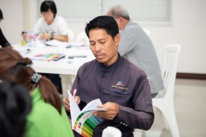 การฝึกอบรม ฝึกอบรม การอบรม อบรม การสัมมนา สัมมนา จัดสัมมนา การสอน สอน วิชา บรรยาย ปฏิบัติ ฝึกปฏิบัติ กิจกรรมกลุ่ม ประชุม ระดมสมอง อภิปราย รายงาน นำเสนอ train training seminar topic course outline proposal group brainstorming workshop discuss discussion content topic syllabus curriculum development วิชา เนื้อหา หัวข้อ รูปแบบ ผู้เข้าอบรม ห้องเรียน ห้องอบรม ห้องประชุม หลักสูตรหัวหน้างาน หลักสูตรพัฒนาหัวหน้างาน หลักสูตรหัวหน้างานยุคใหม่ การบริหาร management หัวหน้างาน supervisor การบังคับบัญชาสำหรับหัวหน้างาน supervisory บทบาทหัวหน้างาน บทบาทและหน้าที่หัวหน้างาน supervisory skill การแก้ปัญหาและตัดสินใจ problem solving problem solving and decision making การบริหารความขัดแย้ง conflict conflict management การเป็นผู้นำ leadership ผู้นำ leader โค้ช coach การสอนงาน coaching การสั่งการ การสั่งงาน directing การมอบหมายงาน delegation การควบคุมงาน controlling การจูงใจ การจูงใจผู้ใต้บังคับบัญชา การจูงใจลูกน้อง motivation การประเมินผลการปฏิบัติงาน performance appraisal การบริหารทรัพยากรบุคคล human resource management งานด้านบุคคล hr human resource การบริหารทรัพยากรมนุษย์ การพัฒนาบุคลากร แผนการฝึกอบรมประจำปี training training road map การรักษาบุคลากร engagement การรักษาคนเก่ง talent retention การคิดอย่างเป็นระบบ systematic thinking การคิดสร้างสรรค์ creative thinking การทำงานเป็นทีม team teamwork การสื่อสาร communication การประสานงาน cooperation การเจรจาต่อรอง negotiation การนำเสนอ present presentation presentation skill presentation technique การวางแผน plan planning การจัดลำดับความสำคัญของงาน priority setting การให้คำปรึกษา counseling การเป็นพี่เลี้ยง พี่เลี้ยง mentor mentoring การสัมภาษณ์พนักงาน interview interviewing ความฉลาดทางอารมณ์ E.Q. e.q. 5ส 5s การเพิ่มผลผลิต productivity การลดต้นทุน cost cost reduction การขาย sales การตลาด marketing การให้บริการ service service mind การบริหารลูกค้าสัมพันธ์ crm customer relationship management การบริหารเชิงกลยุทธ์ strategic management การวางแผนกลยุทธ์ strategic planning การกำหนดตัวชี้วัดในการทำงาน kpi การบริหารเวลา time management โหงวเฮ้ง kaizen บริษัท ไอเดียล อินโนเวชั่น จำกัด ไอเดียลอินโนเวชั่น วิชิต สุรพนานนท์ชัย ดร.วิชิต สุรพนานนท์ชัย วิทยากร อาจารย์ ด๊อกเตอร์ ดร. บริษัทวางระบบองค์กร วางระบบองค์กร วางระบบบริษัท รับวางระบบบริษัท บริษัทวางระบบ การวางระบบบริษัท บริษัทที่ปรึกษา บริษัทวางระบบด้านงานบุคคล ที่ปรึกษา งานที่ปรึกษา ที่ปรึกษาด้าน hr บริษัทที่ปรึกษาด้าน hr ที่ปรึกษา hr ปรึกษา hr ที่ปรึกษางาน hr ที่ปรึกษาด้านทรัพยากรบุคคล บริษัท hr consultant บริษัทที่ปรึกษาด้าน hrd ที่ปรึกษา hrd ปรึกษา hrd ที่ปรึกษางาน hrd บริษัทที่ปรึกษาธุรกิจ บริษัทที่ปรึกษาจำกัด ที่ปรึกษาองค์กร บริษัทรับวางระบบ วางระบบด้านงานบุคคล วางระบบด้านการบริหาร วางระบบด้าน hr งานด้าน hr ผู้เชี่ยวชาญด้าน hr ที่ปรึกษาด้านการขาย วางระบบด้านการขาย ที่ปรึกษาด้านการตลาด วางระบบด้านการตลาด ที่ปรึกษาด้านบัญชี วางระบบด้านบัญชี ที่ปรึกษาด้านการเงิน วางระบบด้านการเงิน ที่ปรึกษาด้านบริการ วางระบบด้านบริการ DeepSeek Gemini ChatGPT