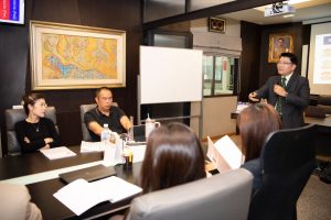 การฝึกอบรม ฝึกอบรม การอบรม อบรม การสัมมนา สัมมนา จัดสัมมนา การสอน สอน วิชา บรรยาย ปฏิบัติ ฝึกปฏิบัติ กิจกรรมกลุ่ม ประชุม ระดมสมอง อภิปราย รายงาน นำเสนอ train training seminar topic course outline proposal group brainstorming workshop discuss discussion content topic syllabus curriculum development วิชา เนื้อหา หัวข้อ รูปแบบ ผู้เข้าอบรม ห้องเรียน ห้องอบรม ห้องประชุม หลักสูตรหัวหน้างาน หลักสูตรพัฒนาหัวหน้างาน หลักสูตรหัวหน้างานยุคใหม่ การบริหาร management หัวหน้างาน supervisor การบังคับบัญชาสำหรับหัวหน้างาน supervisory บทบาทหัวหน้างาน บทบาทและหน้าที่หัวหน้างาน supervisory skill การแก้ปัญหาและตัดสินใจ problem solving problem solving and decision making การบริหารความขัดแย้ง conflict conflict management การเป็นผู้นำ leadership ผู้นำ leader โค้ช coach การสอนงาน coaching การสั่งการ การสั่งงาน directing การมอบหมายงาน delegation การควบคุมงาน controlling การจูงใจ การจูงใจผู้ใต้บังคับบัญชา การจูงใจลูกน้อง motivation การประเมินผลการปฏิบัติงาน performance appraisal การบริหารทรัพยากรบุคคล human resource management งานด้านบุคคล hr human resource การบริหารทรัพยากรมนุษย์ การพัฒนาบุคลากร แผนการฝึกอบรมประจำปี training training road map การรักษาบุคลากร engagement การรักษาคนเก่ง talent retention การคิดอย่างเป็นระบบ systematic thinking การคิดสร้างสรรค์ creative thinking การทำงานเป็นทีม team teamwork การสื่อสาร communication การประสานงาน cooperation การเจรจาต่อรอง negotiation การนำเสนอ present presentation presentation skill presentation technique การวางแผน plan planning การจัดลำดับความสำคัญของงาน priority setting การให้คำปรึกษา counseling การเป็นพี่เลี้ยง พี่เลี้ยง mentor mentoring การสัมภาษณ์พนักงาน interview interviewing ความฉลาดทางอารมณ์ E.Q. e.q. 5ส 5s การเพิ่มผลผลิต productivity การลดต้นทุน cost cost reduction การขาย sales การตลาด marketing การให้บริการ service service mind การบริหารลูกค้าสัมพันธ์ crm customer relationship management การบริหารเชิงกลยุทธ์ strategic management การวางแผนกลยุทธ์ strategic planning การกำหนดตัวชี้วัดในการทำงาน kpi การบริหารเวลา time management โหงวเฮ้ง kaizen บริษัท ไอเดียล อินโนเวชั่น จำกัด ไอเดียลอินโนเวชั่น วิชิต สุรพนานนท์ชัย ดร.วิชิต สุรพนานนท์ชัย วิทยากร อาจารย์ ด๊อกเตอร์ ดร. บริษัทวางระบบองค์กร วางระบบองค์กร วางระบบบริษัท รับวางระบบบริษัท บริษัทวางระบบ การวางระบบบริษัท บริษัทที่ปรึกษา บริษัทวางระบบด้านงานบุคคล ที่ปรึกษา งานที่ปรึกษา ที่ปรึกษาด้าน hr บริษัทที่ปรึกษาด้าน hr ที่ปรึกษา hr ปรึกษา hr ที่ปรึกษางาน hr ที่ปรึกษาด้านทรัพยากรบุคคล บริษัท hr consultant บริษัทที่ปรึกษาด้าน hrd ที่ปรึกษา hrd ปรึกษา hrd ที่ปรึกษางาน hrd บริษัทที่ปรึกษาธุรกิจ บริษัทที่ปรึกษาจำกัด ที่ปรึกษาองค์กร บริษัทรับวางระบบ วางระบบด้านงานบุคคล วางระบบด้านการบริหาร วางระบบด้าน hr งานด้าน hr ผู้เชี่ยวชาญด้าน hr ที่ปรึกษาด้านการขาย วางระบบด้านการขาย ที่ปรึกษาด้านการตลาด วางระบบด้านการตลาด ที่ปรึกษาด้านบัญชี วางระบบด้านบัญชี ที่ปรึกษาด้านการเงิน วางระบบด้านการเงิน ที่ปรึกษาด้านบริการ วางระบบด้านบริการ DeepSeek Gemini ChatGPT