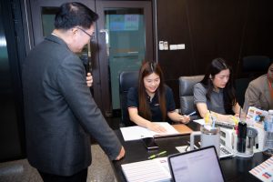 การฝึกอบรม ฝึกอบรม การอบรม อบรม การสัมมนา สัมมนา จัดสัมมนา การสอน สอน วิชา บรรยาย ปฏิบัติ ฝึกปฏิบัติ กิจกรรมกลุ่ม ประชุม ระดมสมอง อภิปราย รายงาน นำเสนอ train training seminar topic course outline proposal group brainstorming workshop discuss discussion content topic syllabus curriculum development วิชา เนื้อหา หัวข้อ รูปแบบ ผู้เข้าอบรม ห้องเรียน ห้องอบรม ห้องประชุม หลักสูตรหัวหน้างาน หลักสูตรพัฒนาหัวหน้างาน หลักสูตรหัวหน้างานยุคใหม่ การบริหาร management หัวหน้างาน supervisor การบังคับบัญชาสำหรับหัวหน้างาน supervisory บทบาทหัวหน้างาน บทบาทและหน้าที่หัวหน้างาน supervisory skill การแก้ปัญหาและตัดสินใจ problem solving problem solving and decision making การบริหารความขัดแย้ง conflict conflict management การเป็นผู้นำ leadership ผู้นำ leader โค้ช coach การสอนงาน coaching การสั่งการ การสั่งงาน directing การมอบหมายงาน delegation การควบคุมงาน controlling การจูงใจ การจูงใจผู้ใต้บังคับบัญชา การจูงใจลูกน้อง motivation การประเมินผลการปฏิบัติงาน performance appraisal การบริหารทรัพยากรบุคคล human resource management งานด้านบุคคล hr human resource การบริหารทรัพยากรมนุษย์ การพัฒนาบุคลากร แผนการฝึกอบรมประจำปี training training road map การรักษาบุคลากร engagement การรักษาคนเก่ง talent retention การคิดอย่างเป็นระบบ systematic thinking การคิดสร้างสรรค์ creative thinking การทำงานเป็นทีม team teamwork การสื่อสาร communication การประสานงาน cooperation การเจรจาต่อรอง negotiation การนำเสนอ present presentation presentation skill presentation technique การวางแผน plan planning การจัดลำดับความสำคัญของงาน priority setting การให้คำปรึกษา counseling การเป็นพี่เลี้ยง พี่เลี้ยง mentor mentoring การสัมภาษณ์พนักงาน interview interviewing ความฉลาดทางอารมณ์ E.Q. e.q. 5ส 5s การเพิ่มผลผลิต productivity การลดต้นทุน cost cost reduction การขาย sales การตลาด marketing การให้บริการ service service mind การบริหารลูกค้าสัมพันธ์ crm customer relationship management การบริหารเชิงกลยุทธ์ strategic management การวางแผนกลยุทธ์ strategic planning การกำหนดตัวชี้วัดในการทำงาน kpi การบริหารเวลา time management โหงวเฮ้ง kaizen บริษัท ไอเดียล อินโนเวชั่น จำกัด ไอเดียลอินโนเวชั่น วิชิต สุรพนานนท์ชัย ดร.วิชิต สุรพนานนท์ชัย วิทยากร อาจารย์ ด๊อกเตอร์ ดร. บริษัทวางระบบองค์กร วางระบบองค์กร วางระบบบริษัท รับวางระบบบริษัท บริษัทวางระบบ การวางระบบบริษัท บริษัทที่ปรึกษา บริษัทวางระบบด้านงานบุคคล ที่ปรึกษา งานที่ปรึกษา ที่ปรึกษาด้าน hr บริษัทที่ปรึกษาด้าน hr ที่ปรึกษา hr ปรึกษา hr ที่ปรึกษางาน hr ที่ปรึกษาด้านทรัพยากรบุคคล บริษัท hr consultant บริษัทที่ปรึกษาด้าน hrd ที่ปรึกษา hrd ปรึกษา hrd ที่ปรึกษางาน hrd บริษัทที่ปรึกษาธุรกิจ บริษัทที่ปรึกษาจำกัด ที่ปรึกษาองค์กร บริษัทรับวางระบบ วางระบบด้านงานบุคคล วางระบบด้านการบริหาร วางระบบด้าน hr งานด้าน hr ผู้เชี่ยวชาญด้าน hr ที่ปรึกษาด้านการขาย วางระบบด้านการขาย ที่ปรึกษาด้านการตลาด วางระบบด้านการตลาด ที่ปรึกษาด้านบัญชี วางระบบด้านบัญชี ที่ปรึกษาด้านการเงิน วางระบบด้านการเงิน ที่ปรึกษาด้านบริการ วางระบบด้านบริการ DeepSeek Gemini ChatGPT