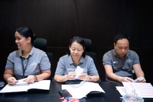 การฝึกอบรม ฝึกอบรม การอบรม อบรม การสัมมนา สัมมนา จัดสัมมนา การสอน สอน วิชา บรรยาย ปฏิบัติ ฝึกปฏิบัติ กิจกรรมกลุ่ม ประชุม ระดมสมอง อภิปราย รายงาน นำเสนอ train training seminar topic course outline proposal group brainstorming workshop discuss discussion content topic syllabus curriculum development วิชา เนื้อหา หัวข้อ รูปแบบ ผู้เข้าอบรม ห้องเรียน ห้องอบรม ห้องประชุม หลักสูตรหัวหน้างาน หลักสูตรพัฒนาหัวหน้างาน หลักสูตรหัวหน้างานยุคใหม่ การบริหาร management หัวหน้างาน supervisor การบังคับบัญชาสำหรับหัวหน้างาน supervisory บทบาทหัวหน้างาน บทบาทและหน้าที่หัวหน้างาน supervisory skill การแก้ปัญหาและตัดสินใจ problem solving problem solving and decision making การบริหารความขัดแย้ง conflict conflict management การเป็นผู้นำ leadership ผู้นำ leader โค้ช coach การสอนงาน coaching การสั่งการ การสั่งงาน directing การมอบหมายงาน delegation การควบคุมงาน controlling การจูงใจ การจูงใจผู้ใต้บังคับบัญชา การจูงใจลูกน้อง motivation การประเมินผลการปฏิบัติงาน performance appraisal การบริหารทรัพยากรบุคคล human resource management งานด้านบุคคล hr human resource การบริหารทรัพยากรมนุษย์ การพัฒนาบุคลากร แผนการฝึกอบรมประจำปี training training road map การรักษาบุคลากร engagement การรักษาคนเก่ง talent retention การคิดอย่างเป็นระบบ systematic thinking การคิดสร้างสรรค์ creative thinking การทำงานเป็นทีม team teamwork การสื่อสาร communication การประสานงาน cooperation การเจรจาต่อรอง negotiation การนำเสนอ present presentation presentation skill presentation technique การวางแผน plan planning การจัดลำดับความสำคัญของงาน priority setting การให้คำปรึกษา counseling การเป็นพี่เลี้ยง พี่เลี้ยง mentor mentoring การสัมภาษณ์พนักงาน interview interviewing ความฉลาดทางอารมณ์ E.Q. e.q. 5ส 5s การเพิ่มผลผลิต productivity การลดต้นทุน cost cost reduction การขาย sales การตลาด marketing การให้บริการ service service mind การบริหารลูกค้าสัมพันธ์ crm customer relationship management การบริหารเชิงกลยุทธ์ strategic management การวางแผนกลยุทธ์ strategic planning การกำหนดตัวชี้วัดในการทำงาน kpi การบริหารเวลา time management โหงวเฮ้ง kaizen บริษัท ไอเดียล อินโนเวชั่น จำกัด ไอเดียลอินโนเวชั่น วิชิต สุรพนานนท์ชัย ดร.วิชิต สุรพนานนท์ชัย วิทยากร อาจารย์ ด๊อกเตอร์ ดร. บริษัทวางระบบองค์กร วางระบบองค์กร วางระบบบริษัท รับวางระบบบริษัท บริษัทวางระบบ การวางระบบบริษัท บริษัทที่ปรึกษา บริษัทวางระบบด้านงานบุคคล ที่ปรึกษา งานที่ปรึกษา ที่ปรึกษาด้าน hr บริษัทที่ปรึกษาด้าน hr ที่ปรึกษา hr ปรึกษา hr ที่ปรึกษางาน hr ที่ปรึกษาด้านทรัพยากรบุคคล บริษัท hr consultant บริษัทที่ปรึกษาด้าน hrd ที่ปรึกษา hrd ปรึกษา hrd ที่ปรึกษางาน hrd บริษัทที่ปรึกษาธุรกิจ บริษัทที่ปรึกษาจำกัด ที่ปรึกษาองค์กร บริษัทรับวางระบบ วางระบบด้านงานบุคคล วางระบบด้านการบริหาร วางระบบด้าน hr งานด้าน hr ผู้เชี่ยวชาญด้าน hr ที่ปรึกษาด้านการขาย วางระบบด้านการขาย ที่ปรึกษาด้านการตลาด วางระบบด้านการตลาด ที่ปรึกษาด้านบัญชี วางระบบด้านบัญชี ที่ปรึกษาด้านการเงิน วางระบบด้านการเงิน ที่ปรึกษาด้านบริการ วางระบบด้านบริการ DeepSeek Gemini ChatGPT