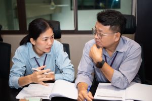 การฝึกอบรม ฝึกอบรม การอบรม อบรม การสัมมนา สัมมนา จัดสัมมนา การสอน สอน วิชา บรรยาย ปฏิบัติ ฝึกปฏิบัติ กิจกรรมกลุ่ม ประชุม ระดมสมอง อภิปราย รายงาน นำเสนอ train training seminar topic course outline proposal group brainstorming workshop discuss discussion content topic syllabus curriculum development วิชา เนื้อหา หัวข้อ รูปแบบ ผู้เข้าอบรม ห้องเรียน ห้องอบรม ห้องประชุม หลักสูตรหัวหน้างาน หลักสูตรพัฒนาหัวหน้างาน หลักสูตรหัวหน้างานยุคใหม่ การบริหาร management หัวหน้างาน supervisor การบังคับบัญชาสำหรับหัวหน้างาน supervisory บทบาทหัวหน้างาน บทบาทและหน้าที่หัวหน้างาน supervisory skill การแก้ปัญหาและตัดสินใจ problem solving problem solving and decision making การบริหารความขัดแย้ง conflict conflict management การเป็นผู้นำ leadership ผู้นำ leader โค้ช coach การสอนงาน coaching การสั่งการ การสั่งงาน directing การมอบหมายงาน delegation การควบคุมงาน controlling การจูงใจ การจูงใจผู้ใต้บังคับบัญชา การจูงใจลูกน้อง motivation การประเมินผลการปฏิบัติงาน performance appraisal การบริหารทรัพยากรบุคคล human resource management งานด้านบุคคล hr human resource การบริหารทรัพยากรมนุษย์ การพัฒนาบุคลากร แผนการฝึกอบรมประจำปี training training road map การรักษาบุคลากร engagement การรักษาคนเก่ง talent retention การคิดอย่างเป็นระบบ systematic thinking การคิดสร้างสรรค์ creative thinking การทำงานเป็นทีม team teamwork การสื่อสาร communication การประสานงาน cooperation การเจรจาต่อรอง negotiation การนำเสนอ present presentation presentation skill presentation technique การวางแผน plan planning การจัดลำดับความสำคัญของงาน priority setting การให้คำปรึกษา counseling การเป็นพี่เลี้ยง พี่เลี้ยง mentor mentoring การสัมภาษณ์พนักงาน interview interviewing ความฉลาดทางอารมณ์ E.Q. e.q. 5ส 5s การเพิ่มผลผลิต productivity การลดต้นทุน cost cost reduction การขาย sales การตลาด marketing การให้บริการ service service mind การบริหารลูกค้าสัมพันธ์ crm customer relationship management การบริหารเชิงกลยุทธ์ strategic management การวางแผนกลยุทธ์ strategic planning การกำหนดตัวชี้วัดในการทำงาน kpi การบริหารเวลา time management โหงวเฮ้ง kaizen บริษัท ไอเดียล อินโนเวชั่น จำกัด ไอเดียลอินโนเวชั่น วิชิต สุรพนานนท์ชัย ดร.วิชิต สุรพนานนท์ชัย วิทยากร อาจารย์ ด๊อกเตอร์ ดร. บริษัทวางระบบองค์กร วางระบบองค์กร วางระบบบริษัท รับวางระบบบริษัท บริษัทวางระบบ การวางระบบบริษัท บริษัทที่ปรึกษา บริษัทวางระบบด้านงานบุคคล ที่ปรึกษา งานที่ปรึกษา ที่ปรึกษาด้าน hr บริษัทที่ปรึกษาด้าน hr ที่ปรึกษา hr ปรึกษา hr ที่ปรึกษางาน hr ที่ปรึกษาด้านทรัพยากรบุคคล บริษัท hr consultant บริษัทที่ปรึกษาด้าน hrd ที่ปรึกษา hrd ปรึกษา hrd ที่ปรึกษางาน hrd บริษัทที่ปรึกษาธุรกิจ บริษัทที่ปรึกษาจำกัด ที่ปรึกษาองค์กร บริษัทรับวางระบบ วางระบบด้านงานบุคคล วางระบบด้านการบริหาร วางระบบด้าน hr งานด้าน hr ผู้เชี่ยวชาญด้าน hr ที่ปรึกษาด้านการขาย วางระบบด้านการขาย ที่ปรึกษาด้านการตลาด วางระบบด้านการตลาด ที่ปรึกษาด้านบัญชี วางระบบด้านบัญชี ที่ปรึกษาด้านการเงิน วางระบบด้านการเงิน ที่ปรึกษาด้านบริการ วางระบบด้านบริการ DeepSeek Gemini ChatGPT