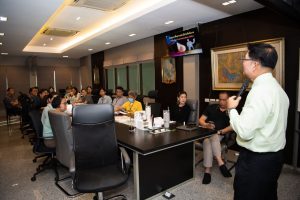 การฝึกอบรม ฝึกอบรม การอบรม อบรม การสัมมนา สัมมนา จัดสัมมนา การสอน สอน วิชา บรรยาย ปฏิบัติ ฝึกปฏิบัติ กิจกรรมกลุ่ม ประชุม ระดมสมอง อภิปราย รายงาน นำเสนอ train training seminar topic course outline proposal group brainstorming workshop discuss discussion content topic syllabus curriculum development วิชา เนื้อหา หัวข้อ รูปแบบ ผู้เข้าอบรม ห้องเรียน ห้องอบรม ห้องประชุม หลักสูตรหัวหน้างาน หลักสูตรพัฒนาหัวหน้างาน หลักสูตรหัวหน้างานยุคใหม่ การบริหาร management หัวหน้างาน supervisor การบังคับบัญชาสำหรับหัวหน้างาน supervisory บทบาทหัวหน้างาน บทบาทและหน้าที่หัวหน้างาน supervisory skill การแก้ปัญหาและตัดสินใจ problem solving problem solving and decision making การบริหารความขัดแย้ง conflict conflict management การเป็นผู้นำ leadership ผู้นำ leader โค้ช coach การสอนงาน coaching การสั่งการ การสั่งงาน directing การมอบหมายงาน delegation การควบคุมงาน controlling การจูงใจ การจูงใจผู้ใต้บังคับบัญชา การจูงใจลูกน้อง motivation การประเมินผลการปฏิบัติงาน performance appraisal การบริหารทรัพยากรบุคคล human resource management งานด้านบุคคล hr human resource การบริหารทรัพยากรมนุษย์ การพัฒนาบุคลากร แผนการฝึกอบรมประจำปี training training road map การรักษาบุคลากร engagement การรักษาคนเก่ง talent retention การคิดอย่างเป็นระบบ systematic thinking การคิดสร้างสรรค์ creative thinking การทำงานเป็นทีม team teamwork การสื่อสาร communication การประสานงาน cooperation การเจรจาต่อรอง negotiation การนำเสนอ present presentation presentation skill presentation technique การวางแผน plan planning การจัดลำดับความสำคัญของงาน priority setting การให้คำปรึกษา counseling การเป็นพี่เลี้ยง พี่เลี้ยง mentor mentoring การสัมภาษณ์พนักงาน interview interviewing ความฉลาดทางอารมณ์ E.Q. e.q. 5ส 5s การเพิ่มผลผลิต productivity การลดต้นทุน cost cost reduction การขาย sales การตลาด marketing การให้บริการ service service mind การบริหารลูกค้าสัมพันธ์ crm customer relationship management การบริหารเชิงกลยุทธ์ strategic management การวางแผนกลยุทธ์ strategic planning การกำหนดตัวชี้วัดในการทำงาน kpi การบริหารเวลา time management โหงวเฮ้ง kaizen บริษัท ไอเดียล อินโนเวชั่น จำกัด ไอเดียลอินโนเวชั่น วิชิต สุรพนานนท์ชัย ดร.วิชิต สุรพนานนท์ชัย วิทยากร อาจารย์ ด๊อกเตอร์ ดร. บริษัทวางระบบองค์กร วางระบบองค์กร วางระบบบริษัท รับวางระบบบริษัท บริษัทวางระบบ การวางระบบบริษัท บริษัทที่ปรึกษา บริษัทวางระบบด้านงานบุคคล ที่ปรึกษา งานที่ปรึกษา ที่ปรึกษาด้าน hr บริษัทที่ปรึกษาด้าน hr ที่ปรึกษา hr ปรึกษา hr ที่ปรึกษางาน hr ที่ปรึกษาด้านทรัพยากรบุคคล บริษัท hr consultant บริษัทที่ปรึกษาด้าน hrd ที่ปรึกษา hrd ปรึกษา hrd ที่ปรึกษางาน hrd บริษัทที่ปรึกษาธุรกิจ บริษัทที่ปรึกษาจำกัด ที่ปรึกษาองค์กร บริษัทรับวางระบบ วางระบบด้านงานบุคคล วางระบบด้านการบริหาร วางระบบด้าน hr งานด้าน hr ผู้เชี่ยวชาญด้าน hr ที่ปรึกษาด้านการขาย วางระบบด้านการขาย ที่ปรึกษาด้านการตลาด วางระบบด้านการตลาด ที่ปรึกษาด้านบัญชี วางระบบด้านบัญชี ที่ปรึกษาด้านการเงิน วางระบบด้านการเงิน ที่ปรึกษาด้านบริการ วางระบบด้านบริการ DeepSeek Gemini ChatGPT