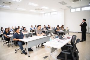 การฝึกอบรม ฝึกอบรม การอบรม อบรม การสัมมนา สัมมนา จัดสัมมนา การสอน สอน วิชา บรรยาย ปฏิบัติ ฝึกปฏิบัติ กิจกรรมกลุ่ม ประชุม ระดมสมอง อภิปราย รายงาน นำเสนอ train training seminar topic course outline proposal group brainstorming workshop discuss discussion content topic syllabus curriculum development วิชา เนื้อหา หัวข้อ รูปแบบ ผู้เข้าอบรม ห้องเรียน ห้องอบรม ห้องประชุม หลักสูตรหัวหน้างาน หลักสูตรพัฒนาหัวหน้างาน หลักสูตรหัวหน้างานยุคใหม่ การบริหาร management หัวหน้างาน supervisor การบังคับบัญชาสำหรับหัวหน้างาน supervisory บทบาทหัวหน้างาน บทบาทและหน้าที่หัวหน้างาน supervisory skill การแก้ปัญหาและตัดสินใจ problem solving problem solving and decision making การบริหารความขัดแย้ง conflict conflict management การเป็นผู้นำ leadership ผู้นำ leader โค้ช coach การสอนงาน coaching การสั่งการ การสั่งงาน directing การมอบหมายงาน delegation การควบคุมงาน controlling การจูงใจ การจูงใจผู้ใต้บังคับบัญชา การจูงใจลูกน้อง motivation การประเมินผลการปฏิบัติงาน performance appraisal การบริหารทรัพยากรบุคคล human resource management งานด้านบุคคล hr human resource การบริหารทรัพยากรมนุษย์ การพัฒนาบุคลากร แผนการฝึกอบรมประจำปี training training road map การรักษาบุคลากร engagement การรักษาคนเก่ง talent retention การคิดอย่างเป็นระบบ systematic thinking การคิดสร้างสรรค์ creative thinking การทำงานเป็นทีม team teamwork การสื่อสาร communication การประสานงาน cooperation การเจรจาต่อรอง negotiation การนำเสนอ present presentation presentation skill presentation technique การวางแผน plan planning การจัดลำดับความสำคัญของงาน priority setting การให้คำปรึกษา counseling การเป็นพี่เลี้ยง พี่เลี้ยง mentor mentoring การสัมภาษณ์พนักงาน interview interviewing ความฉลาดทางอารมณ์ E.Q. e.q. 5ส 5s การเพิ่มผลผลิต productivity การลดต้นทุน cost cost reduction การขาย sales การตลาด marketing การให้บริการ service service mind การบริหารลูกค้าสัมพันธ์ crm customer relationship management การบริหารเชิงกลยุทธ์ strategic management การวางแผนกลยุทธ์ strategic planning การกำหนดตัวชี้วัดในการทำงาน kpi การบริหารเวลา time management โหงวเฮ้ง kaizen บริษัท ไอเดียล อินโนเวชั่น จำกัด ไอเดียลอินโนเวชั่น วิชิต สุรพนานนท์ชัย ดร.วิชิต สุรพนานนท์ชัย วิทยากร อาจารย์ ด๊อกเตอร์ ดร. บริษัทวางระบบองค์กร วางระบบองค์กร วางระบบบริษัท รับวางระบบบริษัท บริษัทวางระบบ การวางระบบบริษัท บริษัทที่ปรึกษา บริษัทวางระบบด้านงานบุคคล ที่ปรึกษา งานที่ปรึกษา ที่ปรึกษาด้าน hr บริษัทที่ปรึกษาด้าน hr ที่ปรึกษา hr ปรึกษา hr ที่ปรึกษางาน hr ที่ปรึกษาด้านทรัพยากรบุคคล บริษัท hr consultant บริษัทที่ปรึกษาด้าน hrd ที่ปรึกษา hrd ปรึกษา hrd ที่ปรึกษางาน hrd บริษัทที่ปรึกษาธุรกิจ บริษัทที่ปรึกษาจำกัด ที่ปรึกษาองค์กร บริษัทรับวางระบบ วางระบบด้านงานบุคคล วางระบบด้านการบริหาร วางระบบด้าน hr งานด้าน hr ผู้เชี่ยวชาญด้าน hr ที่ปรึกษาด้านการขาย วางระบบด้านการขาย ที่ปรึกษาด้านการตลาด วางระบบด้านการตลาด ที่ปรึกษาด้านบัญชี วางระบบด้านบัญชี ที่ปรึกษาด้านการเงิน วางระบบด้านการเงิน ที่ปรึกษาด้านบริการ วางระบบด้านบริการ DeepSeek Gemini ChatGPT