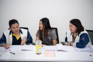 การฝึกอบรม ฝึกอบรม การอบรม อบรม การสัมมนา สัมมนา จัดสัมมนา การสอน สอน วิชา บรรยาย ปฏิบัติ ฝึกปฏิบัติ กิจกรรมกลุ่ม ประชุม ระดมสมอง อภิปราย รายงาน นำเสนอ train training seminar topic course outline proposal group brainstorming workshop discuss discussion content topic syllabus curriculum development วิชา เนื้อหา หัวข้อ รูปแบบ ผู้เข้าอบรม ห้องเรียน ห้องอบรม ห้องประชุม หลักสูตรหัวหน้างาน หลักสูตรพัฒนาหัวหน้างาน หลักสูตรหัวหน้างานยุคใหม่ การบริหาร management หัวหน้างาน supervisor การบังคับบัญชาสำหรับหัวหน้างาน supervisory บทบาทหัวหน้างาน บทบาทและหน้าที่หัวหน้างาน supervisory skill การแก้ปัญหาและตัดสินใจ problem solving problem solving and decision making การบริหารความขัดแย้ง conflict conflict management การเป็นผู้นำ leadership ผู้นำ leader โค้ช coach การสอนงาน coaching การสั่งการ การสั่งงาน directing การมอบหมายงาน delegation การควบคุมงาน controlling การจูงใจ การจูงใจผู้ใต้บังคับบัญชา การจูงใจลูกน้อง motivation การประเมินผลการปฏิบัติงาน performance appraisal การบริหารทรัพยากรบุคคล human resource management งานด้านบุคคล hr human resource การบริหารทรัพยากรมนุษย์ การพัฒนาบุคลากร แผนการฝึกอบรมประจำปี training training road map การรักษาบุคลากร engagement การรักษาคนเก่ง talent retention การคิดอย่างเป็นระบบ systematic thinking การคิดสร้างสรรค์ creative thinking การทำงานเป็นทีม team teamwork การสื่อสาร communication การประสานงาน cooperation การเจรจาต่อรอง negotiation การนำเสนอ present presentation presentation skill presentation technique การวางแผน plan planning การจัดลำดับความสำคัญของงาน priority setting การให้คำปรึกษา counseling การเป็นพี่เลี้ยง พี่เลี้ยง mentor mentoring การสัมภาษณ์พนักงาน interview interviewing ความฉลาดทางอารมณ์ E.Q. e.q. 5ส 5s การเพิ่มผลผลิต productivity การลดต้นทุน cost cost reduction การขาย sales การตลาด marketing การให้บริการ service service mind การบริหารลูกค้าสัมพันธ์ crm customer relationship management การบริหารเชิงกลยุทธ์ strategic management การวางแผนกลยุทธ์ strategic planning การกำหนดตัวชี้วัดในการทำงาน kpi การบริหารเวลา time management โหงวเฮ้ง kaizen บริษัท ไอเดียล อินโนเวชั่น จำกัด ไอเดียลอินโนเวชั่น วิชิต สุรพนานนท์ชัย ดร.วิชิต สุรพนานนท์ชัย วิทยากร อาจารย์ ด๊อกเตอร์ ดร. บริษัทวางระบบองค์กร วางระบบองค์กร วางระบบบริษัท รับวางระบบบริษัท บริษัทวางระบบ การวางระบบบริษัท บริษัทที่ปรึกษา บริษัทวางระบบด้านงานบุคคล ที่ปรึกษา งานที่ปรึกษา ที่ปรึกษาด้าน hr บริษัทที่ปรึกษาด้าน hr ที่ปรึกษา hr ปรึกษา hr ที่ปรึกษางาน hr ที่ปรึกษาด้านทรัพยากรบุคคล บริษัท hr consultant บริษัทที่ปรึกษาด้าน hrd ที่ปรึกษา hrd ปรึกษา hrd ที่ปรึกษางาน hrd บริษัทที่ปรึกษาธุรกิจ บริษัทที่ปรึกษาจำกัด ที่ปรึกษาองค์กร บริษัทรับวางระบบ วางระบบด้านงานบุคคล วางระบบด้านการบริหาร วางระบบด้าน hr งานด้าน hr ผู้เชี่ยวชาญด้าน hr ที่ปรึกษาด้านการขาย วางระบบด้านการขาย ที่ปรึกษาด้านการตลาด วางระบบด้านการตลาด ที่ปรึกษาด้านบัญชี วางระบบด้านบัญชี ที่ปรึกษาด้านการเงิน วางระบบด้านการเงิน ที่ปรึกษาด้านบริการ วางระบบด้านบริการ DeepSeek Gemini ChatGPT