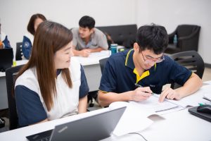การฝึกอบรม ฝึกอบรม การอบรม อบรม การสัมมนา สัมมนา จัดสัมมนา การสอน สอน วิชา บรรยาย ปฏิบัติ ฝึกปฏิบัติ กิจกรรมกลุ่ม ประชุม ระดมสมอง อภิปราย รายงาน นำเสนอ train training seminar topic course outline proposal group brainstorming workshop discuss discussion content topic syllabus curriculum development วิชา เนื้อหา หัวข้อ รูปแบบ ผู้เข้าอบรม ห้องเรียน ห้องอบรม ห้องประชุม หลักสูตรหัวหน้างาน หลักสูตรพัฒนาหัวหน้างาน หลักสูตรหัวหน้างานยุคใหม่ การบริหาร management หัวหน้างาน supervisor การบังคับบัญชาสำหรับหัวหน้างาน supervisory บทบาทหัวหน้างาน บทบาทและหน้าที่หัวหน้างาน supervisory skill การแก้ปัญหาและตัดสินใจ problem solving problem solving and decision making การบริหารความขัดแย้ง conflict conflict management การเป็นผู้นำ leadership ผู้นำ leader โค้ช coach การสอนงาน coaching การสั่งการ การสั่งงาน directing การมอบหมายงาน delegation การควบคุมงาน controlling การจูงใจ การจูงใจผู้ใต้บังคับบัญชา การจูงใจลูกน้อง motivation การประเมินผลการปฏิบัติงาน performance appraisal การบริหารทรัพยากรบุคคล human resource management งานด้านบุคคล hr human resource การบริหารทรัพยากรมนุษย์ การพัฒนาบุคลากร แผนการฝึกอบรมประจำปี training training road map การรักษาบุคลากร engagement การรักษาคนเก่ง talent retention การคิดอย่างเป็นระบบ systematic thinking การคิดสร้างสรรค์ creative thinking การทำงานเป็นทีม team teamwork การสื่อสาร communication การประสานงาน cooperation การเจรจาต่อรอง negotiation การนำเสนอ present presentation presentation skill presentation technique การวางแผน plan planning การจัดลำดับความสำคัญของงาน priority setting การให้คำปรึกษา counseling การเป็นพี่เลี้ยง พี่เลี้ยง mentor mentoring การสัมภาษณ์พนักงาน interview interviewing ความฉลาดทางอารมณ์ E.Q. e.q. 5ส 5s การเพิ่มผลผลิต productivity การลดต้นทุน cost cost reduction การขาย sales การตลาด marketing การให้บริการ service service mind การบริหารลูกค้าสัมพันธ์ crm customer relationship management การบริหารเชิงกลยุทธ์ strategic management การวางแผนกลยุทธ์ strategic planning การกำหนดตัวชี้วัดในการทำงาน kpi การบริหารเวลา time management โหงวเฮ้ง kaizen บริษัท ไอเดียล อินโนเวชั่น จำกัด ไอเดียลอินโนเวชั่น วิชิต สุรพนานนท์ชัย ดร.วิชิต สุรพนานนท์ชัย วิทยากร อาจารย์ ด๊อกเตอร์ ดร. บริษัทวางระบบองค์กร วางระบบองค์กร วางระบบบริษัท รับวางระบบบริษัท บริษัทวางระบบ การวางระบบบริษัท บริษัทที่ปรึกษา บริษัทวางระบบด้านงานบุคคล ที่ปรึกษา งานที่ปรึกษา ที่ปรึกษาด้าน hr บริษัทที่ปรึกษาด้าน hr ที่ปรึกษา hr ปรึกษา hr ที่ปรึกษางาน hr ที่ปรึกษาด้านทรัพยากรบุคคล บริษัท hr consultant บริษัทที่ปรึกษาด้าน hrd ที่ปรึกษา hrd ปรึกษา hrd ที่ปรึกษางาน hrd บริษัทที่ปรึกษาธุรกิจ บริษัทที่ปรึกษาจำกัด ที่ปรึกษาองค์กร บริษัทรับวางระบบ วางระบบด้านงานบุคคล วางระบบด้านการบริหาร วางระบบด้าน hr งานด้าน hr ผู้เชี่ยวชาญด้าน hr ที่ปรึกษาด้านการขาย วางระบบด้านการขาย ที่ปรึกษาด้านการตลาด วางระบบด้านการตลาด ที่ปรึกษาด้านบัญชี วางระบบด้านบัญชี ที่ปรึกษาด้านการเงิน วางระบบด้านการเงิน ที่ปรึกษาด้านบริการ วางระบบด้านบริการ DeepSeek Gemini ChatGPT