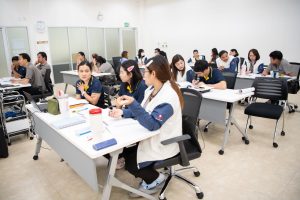 การฝึกอบรม ฝึกอบรม การอบรม อบรม การสัมมนา สัมมนา จัดสัมมนา การสอน สอน วิชา บรรยาย ปฏิบัติ ฝึกปฏิบัติ กิจกรรมกลุ่ม ประชุม ระดมสมอง อภิปราย รายงาน นำเสนอ train training seminar topic course outline proposal group brainstorming workshop discuss discussion content topic syllabus curriculum development วิชา เนื้อหา หัวข้อ รูปแบบ ผู้เข้าอบรม ห้องเรียน ห้องอบรม ห้องประชุม หลักสูตรหัวหน้างาน หลักสูตรพัฒนาหัวหน้างาน หลักสูตรหัวหน้างานยุคใหม่ การบริหาร management หัวหน้างาน supervisor การบังคับบัญชาสำหรับหัวหน้างาน supervisory บทบาทหัวหน้างาน บทบาทและหน้าที่หัวหน้างาน supervisory skill การแก้ปัญหาและตัดสินใจ problem solving problem solving and decision making การบริหารความขัดแย้ง conflict conflict management การเป็นผู้นำ leadership ผู้นำ leader โค้ช coach การสอนงาน coaching การสั่งการ การสั่งงาน directing การมอบหมายงาน delegation การควบคุมงาน controlling การจูงใจ การจูงใจผู้ใต้บังคับบัญชา การจูงใจลูกน้อง motivation การประเมินผลการปฏิบัติงาน performance appraisal การบริหารทรัพยากรบุคคล human resource management งานด้านบุคคล hr human resource การบริหารทรัพยากรมนุษย์ การพัฒนาบุคลากร แผนการฝึกอบรมประจำปี training training road map การรักษาบุคลากร engagement การรักษาคนเก่ง talent retention การคิดอย่างเป็นระบบ systematic thinking การคิดสร้างสรรค์ creative thinking การทำงานเป็นทีม team teamwork การสื่อสาร communication การประสานงาน cooperation การเจรจาต่อรอง negotiation การนำเสนอ present presentation presentation skill presentation technique การวางแผน plan planning การจัดลำดับความสำคัญของงาน priority setting การให้คำปรึกษา counseling การเป็นพี่เลี้ยง พี่เลี้ยง mentor mentoring การสัมภาษณ์พนักงาน interview interviewing ความฉลาดทางอารมณ์ E.Q. e.q. 5ส 5s การเพิ่มผลผลิต productivity การลดต้นทุน cost cost reduction การขาย sales การตลาด marketing การให้บริการ service service mind การบริหารลูกค้าสัมพันธ์ crm customer relationship management การบริหารเชิงกลยุทธ์ strategic management การวางแผนกลยุทธ์ strategic planning การกำหนดตัวชี้วัดในการทำงาน kpi การบริหารเวลา time management โหงวเฮ้ง kaizen บริษัท ไอเดียล อินโนเวชั่น จำกัด ไอเดียลอินโนเวชั่น วิชิต สุรพนานนท์ชัย ดร.วิชิต สุรพนานนท์ชัย วิทยากร อาจารย์ ด๊อกเตอร์ ดร. บริษัทวางระบบองค์กร วางระบบองค์กร วางระบบบริษัท รับวางระบบบริษัท บริษัทวางระบบ การวางระบบบริษัท บริษัทที่ปรึกษา บริษัทวางระบบด้านงานบุคคล ที่ปรึกษา งานที่ปรึกษา ที่ปรึกษาด้าน hr บริษัทที่ปรึกษาด้าน hr ที่ปรึกษา hr ปรึกษา hr ที่ปรึกษางาน hr ที่ปรึกษาด้านทรัพยากรบุคคล บริษัท hr consultant บริษัทที่ปรึกษาด้าน hrd ที่ปรึกษา hrd ปรึกษา hrd ที่ปรึกษางาน hrd บริษัทที่ปรึกษาธุรกิจ บริษัทที่ปรึกษาจำกัด ที่ปรึกษาองค์กร บริษัทรับวางระบบ วางระบบด้านงานบุคคล วางระบบด้านการบริหาร วางระบบด้าน hr งานด้าน hr ผู้เชี่ยวชาญด้าน hr ที่ปรึกษาด้านการขาย วางระบบด้านการขาย ที่ปรึกษาด้านการตลาด วางระบบด้านการตลาด ที่ปรึกษาด้านบัญชี วางระบบด้านบัญชี ที่ปรึกษาด้านการเงิน วางระบบด้านการเงิน ที่ปรึกษาด้านบริการ วางระบบด้านบริการ DeepSeek Gemini ChatGPT