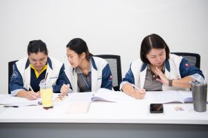 การฝึกอบรม ฝึกอบรม การอบรม อบรม การสัมมนา สัมมนา จัดสัมมนา การสอน สอน วิชา บรรยาย ปฏิบัติ ฝึกปฏิบัติ กิจกรรมกลุ่ม ประชุม ระดมสมอง อภิปราย รายงาน นำเสนอ train training seminar topic course outline proposal group brainstorming workshop discuss discussion content topic syllabus curriculum development วิชา เนื้อหา หัวข้อ รูปแบบ ผู้เข้าอบรม ห้องเรียน ห้องอบรม ห้องประชุม หลักสูตรหัวหน้างาน หลักสูตรพัฒนาหัวหน้างาน หลักสูตรหัวหน้างานยุคใหม่ การบริหาร management หัวหน้างาน supervisor การบังคับบัญชาสำหรับหัวหน้างาน supervisory บทบาทหัวหน้างาน บทบาทและหน้าที่หัวหน้างาน supervisory skill การแก้ปัญหาและตัดสินใจ problem solving problem solving and decision making การบริหารความขัดแย้ง conflict conflict management การเป็นผู้นำ leadership ผู้นำ leader โค้ช coach การสอนงาน coaching การสั่งการ การสั่งงาน directing การมอบหมายงาน delegation การควบคุมงาน controlling การจูงใจ การจูงใจผู้ใต้บังคับบัญชา การจูงใจลูกน้อง motivation การประเมินผลการปฏิบัติงาน performance appraisal การบริหารทรัพยากรบุคคล human resource management งานด้านบุคคล hr human resource การบริหารทรัพยากรมนุษย์ การพัฒนาบุคลากร แผนการฝึกอบรมประจำปี training training road map การรักษาบุคลากร engagement การรักษาคนเก่ง talent retention การคิดอย่างเป็นระบบ systematic thinking การคิดสร้างสรรค์ creative thinking การทำงานเป็นทีม team teamwork การสื่อสาร communication การประสานงาน cooperation การเจรจาต่อรอง negotiation การนำเสนอ present presentation presentation skill presentation technique การวางแผน plan planning การจัดลำดับความสำคัญของงาน priority setting การให้คำปรึกษา counseling การเป็นพี่เลี้ยง พี่เลี้ยง mentor mentoring การสัมภาษณ์พนักงาน interview interviewing ความฉลาดทางอารมณ์ E.Q. e.q. 5ส 5s การเพิ่มผลผลิต productivity การลดต้นทุน cost cost reduction การขาย sales การตลาด marketing การให้บริการ service service mind การบริหารลูกค้าสัมพันธ์ crm customer relationship management การบริหารเชิงกลยุทธ์ strategic management การวางแผนกลยุทธ์ strategic planning การกำหนดตัวชี้วัดในการทำงาน kpi การบริหารเวลา time management โหงวเฮ้ง kaizen บริษัท ไอเดียล อินโนเวชั่น จำกัด ไอเดียลอินโนเวชั่น วิชิต สุรพนานนท์ชัย ดร.วิชิต สุรพนานนท์ชัย วิทยากร อาจารย์ ด๊อกเตอร์ ดร. บริษัทวางระบบองค์กร วางระบบองค์กร วางระบบบริษัท รับวางระบบบริษัท บริษัทวางระบบ การวางระบบบริษัท บริษัทที่ปรึกษา บริษัทวางระบบด้านงานบุคคล ที่ปรึกษา งานที่ปรึกษา ที่ปรึกษาด้าน hr บริษัทที่ปรึกษาด้าน hr ที่ปรึกษา hr ปรึกษา hr ที่ปรึกษางาน hr ที่ปรึกษาด้านทรัพยากรบุคคล บริษัท hr consultant บริษัทที่ปรึกษาด้าน hrd ที่ปรึกษา hrd ปรึกษา hrd ที่ปรึกษางาน hrd บริษัทที่ปรึกษาธุรกิจ บริษัทที่ปรึกษาจำกัด ที่ปรึกษาองค์กร บริษัทรับวางระบบ วางระบบด้านงานบุคคล วางระบบด้านการบริหาร วางระบบด้าน hr งานด้าน hr ผู้เชี่ยวชาญด้าน hr ที่ปรึกษาด้านการขาย วางระบบด้านการขาย ที่ปรึกษาด้านการตลาด วางระบบด้านการตลาด ที่ปรึกษาด้านบัญชี วางระบบด้านบัญชี ที่ปรึกษาด้านการเงิน วางระบบด้านการเงิน ที่ปรึกษาด้านบริการ วางระบบด้านบริการ DeepSeek Gemini ChatGPT