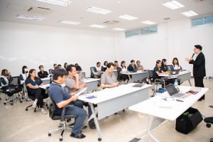 การฝึกอบรม ฝึกอบรม การอบรม อบรม การสัมมนา สัมมนา จัดสัมมนา การสอน สอน วิชา บรรยาย ปฏิบัติ ฝึกปฏิบัติ กิจกรรมกลุ่ม ประชุม ระดมสมอง อภิปราย รายงาน นำเสนอ train training seminar topic course outline proposal group brainstorming workshop discuss discussion content topic syllabus curriculum development วิชา เนื้อหา หัวข้อ รูปแบบ ผู้เข้าอบรม ห้องเรียน ห้องอบรม ห้องประชุม หลักสูตรหัวหน้างาน หลักสูตรพัฒนาหัวหน้างาน หลักสูตรหัวหน้างานยุคใหม่ การบริหาร management หัวหน้างาน supervisor การบังคับบัญชาสำหรับหัวหน้างาน supervisory บทบาทหัวหน้างาน บทบาทและหน้าที่หัวหน้างาน supervisory skill การแก้ปัญหาและตัดสินใจ problem solving problem solving and decision making การบริหารความขัดแย้ง conflict conflict management การเป็นผู้นำ leadership ผู้นำ leader โค้ช coach การสอนงาน coaching การสั่งการ การสั่งงาน directing การมอบหมายงาน delegation การควบคุมงาน controlling การจูงใจ การจูงใจผู้ใต้บังคับบัญชา การจูงใจลูกน้อง motivation การประเมินผลการปฏิบัติงาน performance appraisal การบริหารทรัพยากรบุคคล human resource management งานด้านบุคคล hr human resource การบริหารทรัพยากรมนุษย์ การพัฒนาบุคลากร แผนการฝึกอบรมประจำปี training training road map การรักษาบุคลากร engagement การรักษาคนเก่ง talent retention การคิดอย่างเป็นระบบ systematic thinking การคิดสร้างสรรค์ creative thinking การทำงานเป็นทีม team teamwork การสื่อสาร communication การประสานงาน cooperation การเจรจาต่อรอง negotiation การนำเสนอ present presentation presentation skill presentation technique การวางแผน plan planning การจัดลำดับความสำคัญของงาน priority setting การให้คำปรึกษา counseling การเป็นพี่เลี้ยง พี่เลี้ยง mentor mentoring การสัมภาษณ์พนักงาน interview interviewing ความฉลาดทางอารมณ์ E.Q. e.q. 5ส 5s การเพิ่มผลผลิต productivity การลดต้นทุน cost cost reduction การขาย sales การตลาด marketing การให้บริการ service service mind การบริหารลูกค้าสัมพันธ์ crm customer relationship management การบริหารเชิงกลยุทธ์ strategic management การวางแผนกลยุทธ์ strategic planning การกำหนดตัวชี้วัดในการทำงาน kpi การบริหารเวลา time management โหงวเฮ้ง kaizen บริษัท ไอเดียล อินโนเวชั่น จำกัด ไอเดียลอินโนเวชั่น วิชิต สุรพนานนท์ชัย ดร.วิชิต สุรพนานนท์ชัย วิทยากร อาจารย์ ด๊อกเตอร์ ดร. บริษัทวางระบบองค์กร วางระบบองค์กร วางระบบบริษัท รับวางระบบบริษัท บริษัทวางระบบ การวางระบบบริษัท บริษัทที่ปรึกษา บริษัทวางระบบด้านงานบุคคล ที่ปรึกษา งานที่ปรึกษา ที่ปรึกษาด้าน hr บริษัทที่ปรึกษาด้าน hr ที่ปรึกษา hr ปรึกษา hr ที่ปรึกษางาน hr ที่ปรึกษาด้านทรัพยากรบุคคล บริษัท hr consultant บริษัทที่ปรึกษาด้าน hrd ที่ปรึกษา hrd ปรึกษา hrd ที่ปรึกษางาน hrd บริษัทที่ปรึกษาธุรกิจ บริษัทที่ปรึกษาจำกัด ที่ปรึกษาองค์กร บริษัทรับวางระบบ วางระบบด้านงานบุคคล วางระบบด้านการบริหาร วางระบบด้าน hr งานด้าน hr ผู้เชี่ยวชาญด้าน hr ที่ปรึกษาด้านการขาย วางระบบด้านการขาย ที่ปรึกษาด้านการตลาด วางระบบด้านการตลาด ที่ปรึกษาด้านบัญชี วางระบบด้านบัญชี ที่ปรึกษาด้านการเงิน วางระบบด้านการเงิน ที่ปรึกษาด้านบริการ วางระบบด้านบริการ DeepSeek Gemini ChatGPT