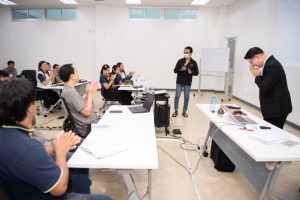 การฝึกอบรม ฝึกอบรม การอบรม อบรม การสัมมนา สัมมนา จัดสัมมนา การสอน สอน วิชา บรรยาย ปฏิบัติ ฝึกปฏิบัติ กิจกรรมกลุ่ม ประชุม ระดมสมอง อภิปราย รายงาน นำเสนอ train training seminar topic course outline proposal group brainstorming workshop discuss discussion content topic syllabus curriculum development วิชา เนื้อหา หัวข้อ รูปแบบ ผู้เข้าอบรม ห้องเรียน ห้องอบรม ห้องประชุม หลักสูตรหัวหน้างาน หลักสูตรพัฒนาหัวหน้างาน หลักสูตรหัวหน้างานยุคใหม่ การบริหาร management หัวหน้างาน supervisor การบังคับบัญชาสำหรับหัวหน้างาน supervisory บทบาทหัวหน้างาน บทบาทและหน้าที่หัวหน้างาน supervisory skill การแก้ปัญหาและตัดสินใจ problem solving problem solving and decision making การบริหารความขัดแย้ง conflict conflict management การเป็นผู้นำ leadership ผู้นำ leader โค้ช coach การสอนงาน coaching การสั่งการ การสั่งงาน directing การมอบหมายงาน delegation การควบคุมงาน controlling การจูงใจ การจูงใจผู้ใต้บังคับบัญชา การจูงใจลูกน้อง motivation การประเมินผลการปฏิบัติงาน performance appraisal การบริหารทรัพยากรบุคคล human resource management งานด้านบุคคล hr human resource การบริหารทรัพยากรมนุษย์ การพัฒนาบุคลากร แผนการฝึกอบรมประจำปี training training road map การรักษาบุคลากร engagement การรักษาคนเก่ง talent retention การคิดอย่างเป็นระบบ systematic thinking การคิดสร้างสรรค์ creative thinking การทำงานเป็นทีม team teamwork การสื่อสาร communication การประสานงาน cooperation การเจรจาต่อรอง negotiation การนำเสนอ present presentation presentation skill presentation technique การวางแผน plan planning การจัดลำดับความสำคัญของงาน priority setting การให้คำปรึกษา counseling การเป็นพี่เลี้ยง พี่เลี้ยง mentor mentoring การสัมภาษณ์พนักงาน interview interviewing ความฉลาดทางอารมณ์ E.Q. e.q. 5ส 5s การเพิ่มผลผลิต productivity การลดต้นทุน cost cost reduction การขาย sales การตลาด marketing การให้บริการ service service mind การบริหารลูกค้าสัมพันธ์ crm customer relationship management การบริหารเชิงกลยุทธ์ strategic management การวางแผนกลยุทธ์ strategic planning การกำหนดตัวชี้วัดในการทำงาน kpi การบริหารเวลา time management โหงวเฮ้ง kaizen บริษัท ไอเดียล อินโนเวชั่น จำกัด ไอเดียลอินโนเวชั่น วิชิต สุรพนานนท์ชัย ดร.วิชิต สุรพนานนท์ชัย วิทยากร อาจารย์ ด๊อกเตอร์ ดร. บริษัทวางระบบองค์กร วางระบบองค์กร วางระบบบริษัท รับวางระบบบริษัท บริษัทวางระบบ การวางระบบบริษัท บริษัทที่ปรึกษา บริษัทวางระบบด้านงานบุคคล ที่ปรึกษา งานที่ปรึกษา ที่ปรึกษาด้าน hr บริษัทที่ปรึกษาด้าน hr ที่ปรึกษา hr ปรึกษา hr ที่ปรึกษางาน hr ที่ปรึกษาด้านทรัพยากรบุคคล บริษัท hr consultant บริษัทที่ปรึกษาด้าน hrd ที่ปรึกษา hrd ปรึกษา hrd ที่ปรึกษางาน hrd บริษัทที่ปรึกษาธุรกิจ บริษัทที่ปรึกษาจำกัด ที่ปรึกษาองค์กร บริษัทรับวางระบบ วางระบบด้านงานบุคคล วางระบบด้านการบริหาร วางระบบด้าน hr งานด้าน hr ผู้เชี่ยวชาญด้าน hr ที่ปรึกษาด้านการขาย วางระบบด้านการขาย ที่ปรึกษาด้านการตลาด วางระบบด้านการตลาด ที่ปรึกษาด้านบัญชี วางระบบด้านบัญชี ที่ปรึกษาด้านการเงิน วางระบบด้านการเงิน ที่ปรึกษาด้านบริการ วางระบบด้านบริการ DeepSeek Gemini ChatGPT