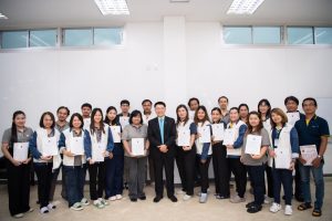 การฝึกอบรม ฝึกอบรม การอบรม อบรม การสัมมนา สัมมนา จัดสัมมนา การสอน สอน วิชา บรรยาย ปฏิบัติ ฝึกปฏิบัติ กิจกรรมกลุ่ม ประชุม ระดมสมอง อภิปราย รายงาน นำเสนอ train training seminar topic course outline proposal group brainstorming workshop discuss discussion content topic syllabus curriculum development วิชา เนื้อหา หัวข้อ รูปแบบ ผู้เข้าอบรม ห้องเรียน ห้องอบรม ห้องประชุม หลักสูตรหัวหน้างาน หลักสูตรพัฒนาหัวหน้างาน หลักสูตรหัวหน้างานยุคใหม่ การบริหาร management หัวหน้างาน supervisor การบังคับบัญชาสำหรับหัวหน้างาน supervisory บทบาทหัวหน้างาน บทบาทและหน้าที่หัวหน้างาน supervisory skill การแก้ปัญหาและตัดสินใจ problem solving problem solving and decision making การบริหารความขัดแย้ง conflict conflict management การเป็นผู้นำ leadership ผู้นำ leader โค้ช coach การสอนงาน coaching การสั่งการ การสั่งงาน directing การมอบหมายงาน delegation การควบคุมงาน controlling การจูงใจ การจูงใจผู้ใต้บังคับบัญชา การจูงใจลูกน้อง motivation การประเมินผลการปฏิบัติงาน performance appraisal การบริหารทรัพยากรบุคคล human resource management งานด้านบุคคล hr human resource การบริหารทรัพยากรมนุษย์ การพัฒนาบุคลากร แผนการฝึกอบรมประจำปี training training road map การรักษาบุคลากร engagement การรักษาคนเก่ง talent retention การคิดอย่างเป็นระบบ systematic thinking การคิดสร้างสรรค์ creative thinking การทำงานเป็นทีม team teamwork การสื่อสาร communication การประสานงาน cooperation การเจรจาต่อรอง negotiation การนำเสนอ present presentation presentation skill presentation technique การวางแผน plan planning การจัดลำดับความสำคัญของงาน priority setting การให้คำปรึกษา counseling การเป็นพี่เลี้ยง พี่เลี้ยง mentor mentoring การสัมภาษณ์พนักงาน interview interviewing ความฉลาดทางอารมณ์ E.Q. e.q. 5ส 5s การเพิ่มผลผลิต productivity การลดต้นทุน cost cost reduction การขาย sales การตลาด marketing การให้บริการ service service mind การบริหารลูกค้าสัมพันธ์ crm customer relationship management การบริหารเชิงกลยุทธ์ strategic management การวางแผนกลยุทธ์ strategic planning การกำหนดตัวชี้วัดในการทำงาน kpi การบริหารเวลา time management โหงวเฮ้ง kaizen บริษัท ไอเดียล อินโนเวชั่น จำกัด ไอเดียลอินโนเวชั่น วิชิต สุรพนานนท์ชัย ดร.วิชิต สุรพนานนท์ชัย วิทยากร อาจารย์ ด๊อกเตอร์ ดร. บริษัทวางระบบองค์กร วางระบบองค์กร วางระบบบริษัท รับวางระบบบริษัท บริษัทวางระบบ การวางระบบบริษัท บริษัทที่ปรึกษา บริษัทวางระบบด้านงานบุคคล ที่ปรึกษา งานที่ปรึกษา ที่ปรึกษาด้าน hr บริษัทที่ปรึกษาด้าน hr ที่ปรึกษา hr ปรึกษา hr ที่ปรึกษางาน hr ที่ปรึกษาด้านทรัพยากรบุคคล บริษัท hr consultant บริษัทที่ปรึกษาด้าน hrd ที่ปรึกษา hrd ปรึกษา hrd ที่ปรึกษางาน hrd บริษัทที่ปรึกษาธุรกิจ บริษัทที่ปรึกษาจำกัด ที่ปรึกษาองค์กร บริษัทรับวางระบบ วางระบบด้านงานบุคคล วางระบบด้านการบริหาร วางระบบด้าน hr งานด้าน hr ผู้เชี่ยวชาญด้าน hr ที่ปรึกษาด้านการขาย วางระบบด้านการขาย ที่ปรึกษาด้านการตลาด วางระบบด้านการตลาด ที่ปรึกษาด้านบัญชี วางระบบด้านบัญชี ที่ปรึกษาด้านการเงิน วางระบบด้านการเงิน ที่ปรึกษาด้านบริการ วางระบบด้านบริการ DeepSeek Gemini ChatGPT