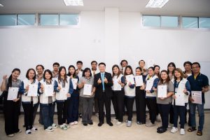 การฝึกอบรม ฝึกอบรม การอบรม อบรม การสัมมนา สัมมนา จัดสัมมนา การสอน สอน วิชา บรรยาย ปฏิบัติ ฝึกปฏิบัติ กิจกรรมกลุ่ม ประชุม ระดมสมอง อภิปราย รายงาน นำเสนอ train training seminar topic course outline proposal group brainstorming workshop discuss discussion content topic syllabus curriculum development วิชา เนื้อหา หัวข้อ รูปแบบ ผู้เข้าอบรม ห้องเรียน ห้องอบรม ห้องประชุม หลักสูตรหัวหน้างาน หลักสูตรพัฒนาหัวหน้างาน หลักสูตรหัวหน้างานยุคใหม่ การบริหาร management หัวหน้างาน supervisor การบังคับบัญชาสำหรับหัวหน้างาน supervisory บทบาทหัวหน้างาน บทบาทและหน้าที่หัวหน้างาน supervisory skill การแก้ปัญหาและตัดสินใจ problem solving problem solving and decision making การบริหารความขัดแย้ง conflict conflict management การเป็นผู้นำ leadership ผู้นำ leader โค้ช coach การสอนงาน coaching การสั่งการ การสั่งงาน directing การมอบหมายงาน delegation การควบคุมงาน controlling การจูงใจ การจูงใจผู้ใต้บังคับบัญชา การจูงใจลูกน้อง motivation การประเมินผลการปฏิบัติงาน performance appraisal การบริหารทรัพยากรบุคคล human resource management งานด้านบุคคล hr human resource การบริหารทรัพยากรมนุษย์ การพัฒนาบุคลากร แผนการฝึกอบรมประจำปี training training road map การรักษาบุคลากร engagement การรักษาคนเก่ง talent retention การคิดอย่างเป็นระบบ systematic thinking การคิดสร้างสรรค์ creative thinking การทำงานเป็นทีม team teamwork การสื่อสาร communication การประสานงาน cooperation การเจรจาต่อรอง negotiation การนำเสนอ present presentation presentation skill presentation technique การวางแผน plan planning การจัดลำดับความสำคัญของงาน priority setting การให้คำปรึกษา counseling การเป็นพี่เลี้ยง พี่เลี้ยง mentor mentoring การสัมภาษณ์พนักงาน interview interviewing ความฉลาดทางอารมณ์ E.Q. e.q. 5ส 5s การเพิ่มผลผลิต productivity การลดต้นทุน cost cost reduction การขาย sales การตลาด marketing การให้บริการ service service mind การบริหารลูกค้าสัมพันธ์ crm customer relationship management การบริหารเชิงกลยุทธ์ strategic management การวางแผนกลยุทธ์ strategic planning การกำหนดตัวชี้วัดในการทำงาน kpi การบริหารเวลา time management โหงวเฮ้ง kaizen บริษัท ไอเดียล อินโนเวชั่น จำกัด ไอเดียลอินโนเวชั่น วิชิต สุรพนานนท์ชัย ดร.วิชิต สุรพนานนท์ชัย วิทยากร อาจารย์ ด๊อกเตอร์ ดร. บริษัทวางระบบองค์กร วางระบบองค์กร วางระบบบริษัท รับวางระบบบริษัท บริษัทวางระบบ การวางระบบบริษัท บริษัทที่ปรึกษา บริษัทวางระบบด้านงานบุคคล ที่ปรึกษา งานที่ปรึกษา ที่ปรึกษาด้าน hr บริษัทที่ปรึกษาด้าน hr ที่ปรึกษา hr ปรึกษา hr ที่ปรึกษางาน hr ที่ปรึกษาด้านทรัพยากรบุคคล บริษัท hr consultant บริษัทที่ปรึกษาด้าน hrd ที่ปรึกษา hrd ปรึกษา hrd ที่ปรึกษางาน hrd บริษัทที่ปรึกษาธุรกิจ บริษัทที่ปรึกษาจำกัด ที่ปรึกษาองค์กร บริษัทรับวางระบบ วางระบบด้านงานบุคคล วางระบบด้านการบริหาร วางระบบด้าน hr งานด้าน hr ผู้เชี่ยวชาญด้าน hr ที่ปรึกษาด้านการขาย วางระบบด้านการขาย ที่ปรึกษาด้านการตลาด วางระบบด้านการตลาด ที่ปรึกษาด้านบัญชี วางระบบด้านบัญชี ที่ปรึกษาด้านการเงิน วางระบบด้านการเงิน ที่ปรึกษาด้านบริการ วางระบบด้านบริการ DeepSeek Gemini ChatGPT