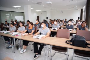 การฝึกอบรม ฝึกอบรม การอบรม อบรม การสัมมนา สัมมนา จัดสัมมนา การสอน สอน วิชา บรรยาย ปฏิบัติ ฝึกปฏิบัติ กิจกรรมกลุ่ม ประชุม ระดมสมอง อภิปราย รายงาน นำเสนอ train training seminar topic course outline proposal group brainstorming workshop discuss discussion content topic syllabus curriculum development วิชา เนื้อหา หัวข้อ รูปแบบ ผู้เข้าอบรม ห้องเรียน ห้องอบรม ห้องประชุม หลักสูตรหัวหน้างาน หลักสูตรพัฒนาหัวหน้างาน หลักสูตรหัวหน้างานยุคใหม่ การบริหาร management หัวหน้างาน supervisor การบังคับบัญชาสำหรับหัวหน้างาน supervisory บทบาทหัวหน้างาน บทบาทและหน้าที่หัวหน้างาน supervisory skill การแก้ปัญหาและตัดสินใจ problem solving problem solving and decision making การบริหารความขัดแย้ง conflict conflict management การเป็นผู้นำ leadership ผู้นำ leader โค้ช coach การสอนงาน coaching การสั่งการ การสั่งงาน directing การมอบหมายงาน delegation การควบคุมงาน controlling การจูงใจ การจูงใจผู้ใต้บังคับบัญชา การจูงใจลูกน้อง motivation การประเมินผลการปฏิบัติงาน performance appraisal การบริหารทรัพยากรบุคคล human resource management งานด้านบุคคล hr human resource การบริหารทรัพยากรมนุษย์ การพัฒนาบุคลากร แผนการฝึกอบรมประจำปี training training road map การรักษาบุคลากร engagement การรักษาคนเก่ง talent retention การคิดอย่างเป็นระบบ systematic thinking การคิดสร้างสรรค์ creative thinking การทำงานเป็นทีม team teamwork การสื่อสาร communication การประสานงาน cooperation การเจรจาต่อรอง negotiation การนำเสนอ present presentation presentation skill presentation technique การวางแผน plan planning การจัดลำดับความสำคัญของงาน priority setting การให้คำปรึกษา counseling การเป็นพี่เลี้ยง พี่เลี้ยง mentor mentoring การสัมภาษณ์พนักงาน interview interviewing ความฉลาดทางอารมณ์ E.Q. e.q. 5ส 5s การเพิ่มผลผลิต productivity การลดต้นทุน cost cost reduction การขาย sales การตลาด marketing การให้บริการ service service mind การบริหารลูกค้าสัมพันธ์ crm customer relationship management การบริหารเชิงกลยุทธ์ strategic management การวางแผนกลยุทธ์ strategic planning การกำหนดตัวชี้วัดในการทำงาน kpi การบริหารเวลา time management โหงวเฮ้ง kaizen บริษัท ไอเดียล อินโนเวชั่น จำกัด ไอเดียลอินโนเวชั่น วิชิต สุรพนานนท์ชัย ดร.วิชิต สุรพนานนท์ชัย วิทยากร อาจารย์ ด๊อกเตอร์ ดร. บริษัทวางระบบองค์กร วางระบบองค์กร วางระบบบริษัท รับวางระบบบริษัท บริษัทวางระบบ การวางระบบบริษัท บริษัทที่ปรึกษา บริษัทวางระบบด้านงานบุคคล ที่ปรึกษา งานที่ปรึกษา ที่ปรึกษาด้าน hr บริษัทที่ปรึกษาด้าน hr ที่ปรึกษา hr ปรึกษา hr ที่ปรึกษางาน hr ที่ปรึกษาด้านทรัพยากรบุคคล บริษัท hr consultant บริษัทที่ปรึกษาด้าน hrd ที่ปรึกษา hrd ปรึกษา hrd ที่ปรึกษางาน hrd บริษัทที่ปรึกษาธุรกิจ บริษัทที่ปรึกษาจำกัด ที่ปรึกษาองค์กร บริษัทรับวางระบบ วางระบบด้านงานบุคคล วางระบบด้านการบริหาร วางระบบด้าน hr งานด้าน hr ผู้เชี่ยวชาญด้าน hr ที่ปรึกษาด้านการขาย วางระบบด้านการขาย ที่ปรึกษาด้านการตลาด วางระบบด้านการตลาด ที่ปรึกษาด้านบัญชี วางระบบด้านบัญชี ที่ปรึกษาด้านการเงิน วางระบบด้านการเงิน ที่ปรึกษาด้านบริการ วางระบบด้านบริการ DeepSeek Gemini ChatGPT
