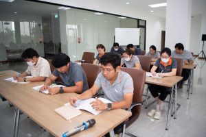 การฝึกอบรม ฝึกอบรม การอบรม อบรม การสัมมนา สัมมนา จัดสัมมนา การสอน สอน วิชา บรรยาย ปฏิบัติ ฝึกปฏิบัติ กิจกรรมกลุ่ม ประชุม ระดมสมอง อภิปราย รายงาน นำเสนอ train training seminar topic course outline proposal group brainstorming workshop discuss discussion content topic syllabus curriculum development วิชา เนื้อหา หัวข้อ รูปแบบ ผู้เข้าอบรม ห้องเรียน ห้องอบรม ห้องประชุม หลักสูตรหัวหน้างาน หลักสูตรพัฒนาหัวหน้างาน หลักสูตรหัวหน้างานยุคใหม่ การบริหาร management หัวหน้างาน supervisor การบังคับบัญชาสำหรับหัวหน้างาน supervisory บทบาทหัวหน้างาน บทบาทและหน้าที่หัวหน้างาน supervisory skill การแก้ปัญหาและตัดสินใจ problem solving problem solving and decision making การบริหารความขัดแย้ง conflict conflict management การเป็นผู้นำ leadership ผู้นำ leader โค้ช coach การสอนงาน coaching การสั่งการ การสั่งงาน directing การมอบหมายงาน delegation การควบคุมงาน controlling การจูงใจ การจูงใจผู้ใต้บังคับบัญชา การจูงใจลูกน้อง motivation การประเมินผลการปฏิบัติงาน performance appraisal การบริหารทรัพยากรบุคคล human resource management งานด้านบุคคล hr human resource การบริหารทรัพยากรมนุษย์ การพัฒนาบุคลากร แผนการฝึกอบรมประจำปี training training road map การรักษาบุคลากร engagement การรักษาคนเก่ง talent retention การคิดอย่างเป็นระบบ systematic thinking การคิดสร้างสรรค์ creative thinking การทำงานเป็นทีม team teamwork การสื่อสาร communication การประสานงาน cooperation การเจรจาต่อรอง negotiation การนำเสนอ present presentation presentation skill presentation technique การวางแผน plan planning การจัดลำดับความสำคัญของงาน priority setting การให้คำปรึกษา counseling การเป็นพี่เลี้ยง พี่เลี้ยง mentor mentoring การสัมภาษณ์พนักงาน interview interviewing ความฉลาดทางอารมณ์ E.Q. e.q. 5ส 5s การเพิ่มผลผลิต productivity การลดต้นทุน cost cost reduction การขาย sales การตลาด marketing การให้บริการ service service mind การบริหารลูกค้าสัมพันธ์ crm customer relationship management การบริหารเชิงกลยุทธ์ strategic management การวางแผนกลยุทธ์ strategic planning การกำหนดตัวชี้วัดในการทำงาน kpi การบริหารเวลา time management โหงวเฮ้ง kaizen บริษัท ไอเดียล อินโนเวชั่น จำกัด ไอเดียลอินโนเวชั่น วิชิต สุรพนานนท์ชัย ดร.วิชิต สุรพนานนท์ชัย วิทยากร อาจารย์ ด๊อกเตอร์ ดร. บริษัทวางระบบองค์กร วางระบบองค์กร วางระบบบริษัท รับวางระบบบริษัท บริษัทวางระบบ การวางระบบบริษัท บริษัทที่ปรึกษา บริษัทวางระบบด้านงานบุคคล ที่ปรึกษา งานที่ปรึกษา ที่ปรึกษาด้าน hr บริษัทที่ปรึกษาด้าน hr ที่ปรึกษา hr ปรึกษา hr ที่ปรึกษางาน hr ที่ปรึกษาด้านทรัพยากรบุคคล บริษัท hr consultant บริษัทที่ปรึกษาด้าน hrd ที่ปรึกษา hrd ปรึกษา hrd ที่ปรึกษางาน hrd บริษัทที่ปรึกษาธุรกิจ บริษัทที่ปรึกษาจำกัด ที่ปรึกษาองค์กร บริษัทรับวางระบบ วางระบบด้านงานบุคคล วางระบบด้านการบริหาร วางระบบด้าน hr งานด้าน hr ผู้เชี่ยวชาญด้าน hr ที่ปรึกษาด้านการขาย วางระบบด้านการขาย ที่ปรึกษาด้านการตลาด วางระบบด้านการตลาด ที่ปรึกษาด้านบัญชี วางระบบด้านบัญชี ที่ปรึกษาด้านการเงิน วางระบบด้านการเงิน ที่ปรึกษาด้านบริการ วางระบบด้านบริการ DeepSeek Gemini ChatGPT