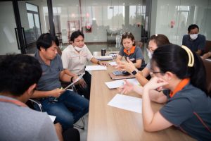 การฝึกอบรม ฝึกอบรม การอบรม อบรม การสัมมนา สัมมนา จัดสัมมนา การสอน สอน วิชา บรรยาย ปฏิบัติ ฝึกปฏิบัติ กิจกรรมกลุ่ม ประชุม ระดมสมอง อภิปราย รายงาน นำเสนอ train training seminar topic course outline proposal group brainstorming workshop discuss discussion content topic syllabus curriculum development วิชา เนื้อหา หัวข้อ รูปแบบ ผู้เข้าอบรม ห้องเรียน ห้องอบรม ห้องประชุม หลักสูตรหัวหน้างาน หลักสูตรพัฒนาหัวหน้างาน หลักสูตรหัวหน้างานยุคใหม่ การบริหาร management หัวหน้างาน supervisor การบังคับบัญชาสำหรับหัวหน้างาน supervisory บทบาทหัวหน้างาน บทบาทและหน้าที่หัวหน้างาน supervisory skill การแก้ปัญหาและตัดสินใจ problem solving problem solving and decision making การบริหารความขัดแย้ง conflict conflict management การเป็นผู้นำ leadership ผู้นำ leader โค้ช coach การสอนงาน coaching การสั่งการ การสั่งงาน directing การมอบหมายงาน delegation การควบคุมงาน controlling การจูงใจ การจูงใจผู้ใต้บังคับบัญชา การจูงใจลูกน้อง motivation การประเมินผลการปฏิบัติงาน performance appraisal การบริหารทรัพยากรบุคคล human resource management งานด้านบุคคล hr human resource การบริหารทรัพยากรมนุษย์ การพัฒนาบุคลากร แผนการฝึกอบรมประจำปี training training road map การรักษาบุคลากร engagement การรักษาคนเก่ง talent retention การคิดอย่างเป็นระบบ systematic thinking การคิดสร้างสรรค์ creative thinking การทำงานเป็นทีม team teamwork การสื่อสาร communication การประสานงาน cooperation การเจรจาต่อรอง negotiation การนำเสนอ present presentation presentation skill presentation technique การวางแผน plan planning การจัดลำดับความสำคัญของงาน priority setting การให้คำปรึกษา counseling การเป็นพี่เลี้ยง พี่เลี้ยง mentor mentoring การสัมภาษณ์พนักงาน interview interviewing ความฉลาดทางอารมณ์ E.Q. e.q. 5ส 5s การเพิ่มผลผลิต productivity การลดต้นทุน cost cost reduction การขาย sales การตลาด marketing การให้บริการ service service mind การบริหารลูกค้าสัมพันธ์ crm customer relationship management การบริหารเชิงกลยุทธ์ strategic management การวางแผนกลยุทธ์ strategic planning การกำหนดตัวชี้วัดในการทำงาน kpi การบริหารเวลา time management โหงวเฮ้ง kaizen บริษัท ไอเดียล อินโนเวชั่น จำกัด ไอเดียลอินโนเวชั่น วิชิต สุรพนานนท์ชัย ดร.วิชิต สุรพนานนท์ชัย วิทยากร อาจารย์ ด๊อกเตอร์ ดร. บริษัทวางระบบองค์กร วางระบบองค์กร วางระบบบริษัท รับวางระบบบริษัท บริษัทวางระบบ การวางระบบบริษัท บริษัทที่ปรึกษา บริษัทวางระบบด้านงานบุคคล ที่ปรึกษา งานที่ปรึกษา ที่ปรึกษาด้าน hr บริษัทที่ปรึกษาด้าน hr ที่ปรึกษา hr ปรึกษา hr ที่ปรึกษางาน hr ที่ปรึกษาด้านทรัพยากรบุคคล บริษัท hr consultant บริษัทที่ปรึกษาด้าน hrd ที่ปรึกษา hrd ปรึกษา hrd ที่ปรึกษางาน hrd บริษัทที่ปรึกษาธุรกิจ บริษัทที่ปรึกษาจำกัด ที่ปรึกษาองค์กร บริษัทรับวางระบบ วางระบบด้านงานบุคคล วางระบบด้านการบริหาร วางระบบด้าน hr งานด้าน hr ผู้เชี่ยวชาญด้าน hr ที่ปรึกษาด้านการขาย วางระบบด้านการขาย ที่ปรึกษาด้านการตลาด วางระบบด้านการตลาด ที่ปรึกษาด้านบัญชี วางระบบด้านบัญชี ที่ปรึกษาด้านการเงิน วางระบบด้านการเงิน ที่ปรึกษาด้านบริการ วางระบบด้านบริการ DeepSeek Gemini ChatGPT
