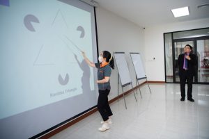 การฝึกอบรม ฝึกอบรม การอบรม อบรม การสัมมนา สัมมนา จัดสัมมนา การสอน สอน วิชา บรรยาย ปฏิบัติ ฝึกปฏิบัติ กิจกรรมกลุ่ม ประชุม ระดมสมอง อภิปราย รายงาน นำเสนอ train training seminar topic course outline proposal group brainstorming workshop discuss discussion content topic syllabus curriculum development วิชา เนื้อหา หัวข้อ รูปแบบ ผู้เข้าอบรม ห้องเรียน ห้องอบรม ห้องประชุม หลักสูตรหัวหน้างาน หลักสูตรพัฒนาหัวหน้างาน หลักสูตรหัวหน้างานยุคใหม่ การบริหาร management หัวหน้างาน supervisor การบังคับบัญชาสำหรับหัวหน้างาน supervisory บทบาทหัวหน้างาน บทบาทและหน้าที่หัวหน้างาน supervisory skill การแก้ปัญหาและตัดสินใจ problem solving problem solving and decision making การบริหารความขัดแย้ง conflict conflict management การเป็นผู้นำ leadership ผู้นำ leader โค้ช coach การสอนงาน coaching การสั่งการ การสั่งงาน directing การมอบหมายงาน delegation การควบคุมงาน controlling การจูงใจ การจูงใจผู้ใต้บังคับบัญชา การจูงใจลูกน้อง motivation การประเมินผลการปฏิบัติงาน performance appraisal การบริหารทรัพยากรบุคคล human resource management งานด้านบุคคล hr human resource การบริหารทรัพยากรมนุษย์ การพัฒนาบุคลากร แผนการฝึกอบรมประจำปี training training road map การรักษาบุคลากร engagement การรักษาคนเก่ง talent retention การคิดอย่างเป็นระบบ systematic thinking การคิดสร้างสรรค์ creative thinking การทำงานเป็นทีม team teamwork การสื่อสาร communication การประสานงาน cooperation การเจรจาต่อรอง negotiation การนำเสนอ present presentation presentation skill presentation technique การวางแผน plan planning การจัดลำดับความสำคัญของงาน priority setting การให้คำปรึกษา counseling การเป็นพี่เลี้ยง พี่เลี้ยง mentor mentoring การสัมภาษณ์พนักงาน interview interviewing ความฉลาดทางอารมณ์ E.Q. e.q. 5ส 5s การเพิ่มผลผลิต productivity การลดต้นทุน cost cost reduction การขาย sales การตลาด marketing การให้บริการ service service mind การบริหารลูกค้าสัมพันธ์ crm customer relationship management การบริหารเชิงกลยุทธ์ strategic management การวางแผนกลยุทธ์ strategic planning การกำหนดตัวชี้วัดในการทำงาน kpi การบริหารเวลา time management โหงวเฮ้ง kaizen บริษัท ไอเดียล อินโนเวชั่น จำกัด ไอเดียลอินโนเวชั่น วิชิต สุรพนานนท์ชัย ดร.วิชิต สุรพนานนท์ชัย วิทยากร อาจารย์ ด๊อกเตอร์ ดร. บริษัทวางระบบองค์กร วางระบบองค์กร วางระบบบริษัท รับวางระบบบริษัท บริษัทวางระบบ การวางระบบบริษัท บริษัทที่ปรึกษา บริษัทวางระบบด้านงานบุคคล ที่ปรึกษา งานที่ปรึกษา ที่ปรึกษาด้าน hr บริษัทที่ปรึกษาด้าน hr ที่ปรึกษา hr ปรึกษา hr ที่ปรึกษางาน hr ที่ปรึกษาด้านทรัพยากรบุคคล บริษัท hr consultant บริษัทที่ปรึกษาด้าน hrd ที่ปรึกษา hrd ปรึกษา hrd ที่ปรึกษางาน hrd บริษัทที่ปรึกษาธุรกิจ บริษัทที่ปรึกษาจำกัด ที่ปรึกษาองค์กร บริษัทรับวางระบบ วางระบบด้านงานบุคคล วางระบบด้านการบริหาร วางระบบด้าน hr งานด้าน hr ผู้เชี่ยวชาญด้าน hr ที่ปรึกษาด้านการขาย วางระบบด้านการขาย ที่ปรึกษาด้านการตลาด วางระบบด้านการตลาด ที่ปรึกษาด้านบัญชี วางระบบด้านบัญชี ที่ปรึกษาด้านการเงิน วางระบบด้านการเงิน ที่ปรึกษาด้านบริการ วางระบบด้านบริการ DeepSeek Gemini ChatGPT