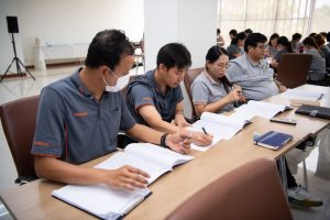 การฝึกอบรม ฝึกอบรม การอบรม อบรม การสัมมนา สัมมนา จัดสัมมนา การสอน สอน วิชา บรรยาย ปฏิบัติ ฝึกปฏิบัติ กิจกรรมกลุ่ม ประชุม ระดมสมอง อภิปราย รายงาน นำเสนอ train training seminar topic course outline proposal group brainstorming workshop discuss discussion content topic syllabus curriculum development วิชา เนื้อหา หัวข้อ รูปแบบ ผู้เข้าอบรม ห้องเรียน ห้องอบรม ห้องประชุม หลักสูตรหัวหน้างาน หลักสูตรพัฒนาหัวหน้างาน หลักสูตรหัวหน้างานยุคใหม่ การบริหาร management หัวหน้างาน supervisor การบังคับบัญชาสำหรับหัวหน้างาน supervisory บทบาทหัวหน้างาน บทบาทและหน้าที่หัวหน้างาน supervisory skill การแก้ปัญหาและตัดสินใจ problem solving problem solving and decision making การบริหารความขัดแย้ง conflict conflict management การเป็นผู้นำ leadership ผู้นำ leader โค้ช coach การสอนงาน coaching การสั่งการ การสั่งงาน directing การมอบหมายงาน delegation การควบคุมงาน controlling การจูงใจ การจูงใจผู้ใต้บังคับบัญชา การจูงใจลูกน้อง motivation การประเมินผลการปฏิบัติงาน performance appraisal การบริหารทรัพยากรบุคคล human resource management งานด้านบุคคล hr human resource การบริหารทรัพยากรมนุษย์ การพัฒนาบุคลากร แผนการฝึกอบรมประจำปี training training road map การรักษาบุคลากร engagement การรักษาคนเก่ง talent retention การคิดอย่างเป็นระบบ systematic thinking การคิดสร้างสรรค์ creative thinking การทำงานเป็นทีม team teamwork การสื่อสาร communication การประสานงาน cooperation การเจรจาต่อรอง negotiation การนำเสนอ present presentation presentation skill presentation technique การวางแผน plan planning การจัดลำดับความสำคัญของงาน priority setting การให้คำปรึกษา counseling การเป็นพี่เลี้ยง พี่เลี้ยง mentor mentoring การสัมภาษณ์พนักงาน interview interviewing ความฉลาดทางอารมณ์ E.Q. e.q. 5ส 5s การเพิ่มผลผลิต productivity การลดต้นทุน cost cost reduction การขาย sales การตลาด marketing การให้บริการ service service mind การบริหารลูกค้าสัมพันธ์ crm customer relationship management การบริหารเชิงกลยุทธ์ strategic management การวางแผนกลยุทธ์ strategic planning การกำหนดตัวชี้วัดในการทำงาน kpi การบริหารเวลา time management โหงวเฮ้ง kaizen บริษัท ไอเดียล อินโนเวชั่น จำกัด ไอเดียลอินโนเวชั่น วิชิต สุรพนานนท์ชัย ดร.วิชิต สุรพนานนท์ชัย วิทยากร อาจารย์ ด๊อกเตอร์ ดร. บริษัทวางระบบองค์กร วางระบบองค์กร วางระบบบริษัท รับวางระบบบริษัท บริษัทวางระบบ การวางระบบบริษัท บริษัทที่ปรึกษา บริษัทวางระบบด้านงานบุคคล ที่ปรึกษา งานที่ปรึกษา ที่ปรึกษาด้าน hr บริษัทที่ปรึกษาด้าน hr ที่ปรึกษา hr ปรึกษา hr ที่ปรึกษางาน hr ที่ปรึกษาด้านทรัพยากรบุคคล บริษัท hr consultant บริษัทที่ปรึกษาด้าน hrd ที่ปรึกษา hrd ปรึกษา hrd ที่ปรึกษางาน hrd บริษัทที่ปรึกษาธุรกิจ บริษัทที่ปรึกษาจำกัด ที่ปรึกษาองค์กร บริษัทรับวางระบบ วางระบบด้านงานบุคคล วางระบบด้านการบริหาร วางระบบด้าน hr งานด้าน hr ผู้เชี่ยวชาญด้าน hr ที่ปรึกษาด้านการขาย วางระบบด้านการขาย ที่ปรึกษาด้านการตลาด วางระบบด้านการตลาด ที่ปรึกษาด้านบัญชี วางระบบด้านบัญชี ที่ปรึกษาด้านการเงิน วางระบบด้านการเงิน ที่ปรึกษาด้านบริการ วางระบบด้านบริการ DeepSeek Gemini ChatGPT