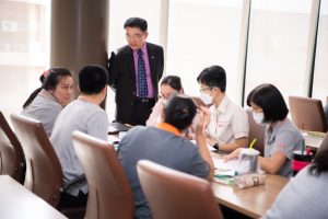 การฝึกอบรม ฝึกอบรม การอบรม อบรม การสัมมนา สัมมนา จัดสัมมนา การสอน สอน วิชา บรรยาย ปฏิบัติ ฝึกปฏิบัติ กิจกรรมกลุ่ม ประชุม ระดมสมอง อภิปราย รายงาน นำเสนอ train training seminar topic course outline proposal group brainstorming workshop discuss discussion content topic syllabus curriculum development วิชา เนื้อหา หัวข้อ รูปแบบ ผู้เข้าอบรม ห้องเรียน ห้องอบรม ห้องประชุม หลักสูตรหัวหน้างาน หลักสูตรพัฒนาหัวหน้างาน หลักสูตรหัวหน้างานยุคใหม่ การบริหาร management หัวหน้างาน supervisor การบังคับบัญชาสำหรับหัวหน้างาน supervisory บทบาทหัวหน้างาน บทบาทและหน้าที่หัวหน้างาน supervisory skill การแก้ปัญหาและตัดสินใจ problem solving problem solving and decision making การบริหารความขัดแย้ง conflict conflict management การเป็นผู้นำ leadership ผู้นำ leader โค้ช coach การสอนงาน coaching การสั่งการ การสั่งงาน directing การมอบหมายงาน delegation การควบคุมงาน controlling การจูงใจ การจูงใจผู้ใต้บังคับบัญชา การจูงใจลูกน้อง motivation การประเมินผลการปฏิบัติงาน performance appraisal การบริหารทรัพยากรบุคคล human resource management งานด้านบุคคล hr human resource การบริหารทรัพยากรมนุษย์ การพัฒนาบุคลากร แผนการฝึกอบรมประจำปี training training road map การรักษาบุคลากร engagement การรักษาคนเก่ง talent retention การคิดอย่างเป็นระบบ systematic thinking การคิดสร้างสรรค์ creative thinking การทำงานเป็นทีม team teamwork การสื่อสาร communication การประสานงาน cooperation การเจรจาต่อรอง negotiation การนำเสนอ present presentation presentation skill presentation technique การวางแผน plan planning การจัดลำดับความสำคัญของงาน priority setting การให้คำปรึกษา counseling การเป็นพี่เลี้ยง พี่เลี้ยง mentor mentoring การสัมภาษณ์พนักงาน interview interviewing ความฉลาดทางอารมณ์ E.Q. e.q. 5ส 5s การเพิ่มผลผลิต productivity การลดต้นทุน cost cost reduction การขาย sales การตลาด marketing การให้บริการ service service mind การบริหารลูกค้าสัมพันธ์ crm customer relationship management การบริหารเชิงกลยุทธ์ strategic management การวางแผนกลยุทธ์ strategic planning การกำหนดตัวชี้วัดในการทำงาน kpi การบริหารเวลา time management โหงวเฮ้ง kaizen บริษัท ไอเดียล อินโนเวชั่น จำกัด ไอเดียลอินโนเวชั่น วิชิต สุรพนานนท์ชัย ดร.วิชิต สุรพนานนท์ชัย วิทยากร อาจารย์ ด๊อกเตอร์ ดร. บริษัทวางระบบองค์กร วางระบบองค์กร วางระบบบริษัท รับวางระบบบริษัท บริษัทวางระบบ การวางระบบบริษัท บริษัทที่ปรึกษา บริษัทวางระบบด้านงานบุคคล ที่ปรึกษา งานที่ปรึกษา ที่ปรึกษาด้าน hr บริษัทที่ปรึกษาด้าน hr ที่ปรึกษา hr ปรึกษา hr ที่ปรึกษางาน hr ที่ปรึกษาด้านทรัพยากรบุคคล บริษัท hr consultant บริษัทที่ปรึกษาด้าน hrd ที่ปรึกษา hrd ปรึกษา hrd ที่ปรึกษางาน hrd บริษัทที่ปรึกษาธุรกิจ บริษัทที่ปรึกษาจำกัด ที่ปรึกษาองค์กร บริษัทรับวางระบบ วางระบบด้านงานบุคคล วางระบบด้านการบริหาร วางระบบด้าน hr งานด้าน hr ผู้เชี่ยวชาญด้าน hr ที่ปรึกษาด้านการขาย วางระบบด้านการขาย ที่ปรึกษาด้านการตลาด วางระบบด้านการตลาด ที่ปรึกษาด้านบัญชี วางระบบด้านบัญชี ที่ปรึกษาด้านการเงิน วางระบบด้านการเงิน ที่ปรึกษาด้านบริการ วางระบบด้านบริการ DeepSeek Gemini ChatGPT