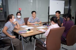การฝึกอบรม ฝึกอบรม การอบรม อบรม การสัมมนา สัมมนา จัดสัมมนา การสอน สอน วิชา บรรยาย ปฏิบัติ ฝึกปฏิบัติ กิจกรรมกลุ่ม ประชุม ระดมสมอง อภิปราย รายงาน นำเสนอ train training seminar topic course outline proposal group brainstorming workshop discuss discussion content topic syllabus curriculum development วิชา เนื้อหา หัวข้อ รูปแบบ ผู้เข้าอบรม ห้องเรียน ห้องอบรม ห้องประชุม หลักสูตรหัวหน้างาน หลักสูตรพัฒนาหัวหน้างาน หลักสูตรหัวหน้างานยุคใหม่ การบริหาร management หัวหน้างาน supervisor การบังคับบัญชาสำหรับหัวหน้างาน supervisory บทบาทหัวหน้างาน บทบาทและหน้าที่หัวหน้างาน supervisory skill การแก้ปัญหาและตัดสินใจ problem solving problem solving and decision making การบริหารความขัดแย้ง conflict conflict management การเป็นผู้นำ leadership ผู้นำ leader โค้ช coach การสอนงาน coaching การสั่งการ การสั่งงาน directing การมอบหมายงาน delegation การควบคุมงาน controlling การจูงใจ การจูงใจผู้ใต้บังคับบัญชา การจูงใจลูกน้อง motivation การประเมินผลการปฏิบัติงาน performance appraisal การบริหารทรัพยากรบุคคล human resource management งานด้านบุคคล hr human resource การบริหารทรัพยากรมนุษย์ การพัฒนาบุคลากร แผนการฝึกอบรมประจำปี training training road map การรักษาบุคลากร engagement การรักษาคนเก่ง talent retention การคิดอย่างเป็นระบบ systematic thinking การคิดสร้างสรรค์ creative thinking การทำงานเป็นทีม team teamwork การสื่อสาร communication การประสานงาน cooperation การเจรจาต่อรอง negotiation การนำเสนอ present presentation presentation skill presentation technique การวางแผน plan planning การจัดลำดับความสำคัญของงาน priority setting การให้คำปรึกษา counseling การเป็นพี่เลี้ยง พี่เลี้ยง mentor mentoring การสัมภาษณ์พนักงาน interview interviewing ความฉลาดทางอารมณ์ E.Q. e.q. 5ส 5s การเพิ่มผลผลิต productivity การลดต้นทุน cost cost reduction การขาย sales การตลาด marketing การให้บริการ service service mind การบริหารลูกค้าสัมพันธ์ crm customer relationship management การบริหารเชิงกลยุทธ์ strategic management การวางแผนกลยุทธ์ strategic planning การกำหนดตัวชี้วัดในการทำงาน kpi การบริหารเวลา time management โหงวเฮ้ง kaizen บริษัท ไอเดียล อินโนเวชั่น จำกัด ไอเดียลอินโนเวชั่น วิชิต สุรพนานนท์ชัย ดร.วิชิต สุรพนานนท์ชัย วิทยากร อาจารย์ ด๊อกเตอร์ ดร. บริษัทวางระบบองค์กร วางระบบองค์กร วางระบบบริษัท รับวางระบบบริษัท บริษัทวางระบบ การวางระบบบริษัท บริษัทที่ปรึกษา บริษัทวางระบบด้านงานบุคคล ที่ปรึกษา งานที่ปรึกษา ที่ปรึกษาด้าน hr บริษัทที่ปรึกษาด้าน hr ที่ปรึกษา hr ปรึกษา hr ที่ปรึกษางาน hr ที่ปรึกษาด้านทรัพยากรบุคคล บริษัท hr consultant บริษัทที่ปรึกษาด้าน hrd ที่ปรึกษา hrd ปรึกษา hrd ที่ปรึกษางาน hrd บริษัทที่ปรึกษาธุรกิจ บริษัทที่ปรึกษาจำกัด ที่ปรึกษาองค์กร บริษัทรับวางระบบ วางระบบด้านงานบุคคล วางระบบด้านการบริหาร วางระบบด้าน hr งานด้าน hr ผู้เชี่ยวชาญด้าน hr ที่ปรึกษาด้านการขาย วางระบบด้านการขาย ที่ปรึกษาด้านการตลาด วางระบบด้านการตลาด ที่ปรึกษาด้านบัญชี วางระบบด้านบัญชี ที่ปรึกษาด้านการเงิน วางระบบด้านการเงิน ที่ปรึกษาด้านบริการ วางระบบด้านบริการ DeepSeek Gemini ChatGPT