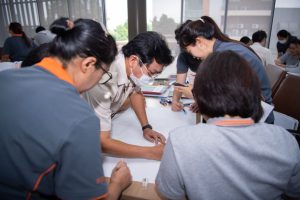 การฝึกอบรม ฝึกอบรม การอบรม อบรม การสัมมนา สัมมนา จัดสัมมนา การสอน สอน วิชา บรรยาย ปฏิบัติ ฝึกปฏิบัติ กิจกรรมกลุ่ม ประชุม ระดมสมอง อภิปราย รายงาน นำเสนอ train training seminar topic course outline proposal group brainstorming workshop discuss discussion content topic syllabus curriculum development วิชา เนื้อหา หัวข้อ รูปแบบ ผู้เข้าอบรม ห้องเรียน ห้องอบรม ห้องประชุม หลักสูตรหัวหน้างาน หลักสูตรพัฒนาหัวหน้างาน หลักสูตรหัวหน้างานยุคใหม่ การบริหาร management หัวหน้างาน supervisor การบังคับบัญชาสำหรับหัวหน้างาน supervisory บทบาทหัวหน้างาน บทบาทและหน้าที่หัวหน้างาน supervisory skill การแก้ปัญหาและตัดสินใจ problem solving problem solving and decision making การบริหารความขัดแย้ง conflict conflict management การเป็นผู้นำ leadership ผู้นำ leader โค้ช coach การสอนงาน coaching การสั่งการ การสั่งงาน directing การมอบหมายงาน delegation การควบคุมงาน controlling การจูงใจ การจูงใจผู้ใต้บังคับบัญชา การจูงใจลูกน้อง motivation การประเมินผลการปฏิบัติงาน performance appraisal การบริหารทรัพยากรบุคคล human resource management งานด้านบุคคล hr human resource การบริหารทรัพยากรมนุษย์ การพัฒนาบุคลากร แผนการฝึกอบรมประจำปี training training road map การรักษาบุคลากร engagement การรักษาคนเก่ง talent retention การคิดอย่างเป็นระบบ systematic thinking การคิดสร้างสรรค์ creative thinking การทำงานเป็นทีม team teamwork การสื่อสาร communication การประสานงาน cooperation การเจรจาต่อรอง negotiation การนำเสนอ present presentation presentation skill presentation technique การวางแผน plan planning การจัดลำดับความสำคัญของงาน priority setting การให้คำปรึกษา counseling การเป็นพี่เลี้ยง พี่เลี้ยง mentor mentoring การสัมภาษณ์พนักงาน interview interviewing ความฉลาดทางอารมณ์ E.Q. e.q. 5ส 5s การเพิ่มผลผลิต productivity การลดต้นทุน cost cost reduction การขาย sales การตลาด marketing การให้บริการ service service mind การบริหารลูกค้าสัมพันธ์ crm customer relationship management การบริหารเชิงกลยุทธ์ strategic management การวางแผนกลยุทธ์ strategic planning การกำหนดตัวชี้วัดในการทำงาน kpi การบริหารเวลา time management โหงวเฮ้ง kaizen บริษัท ไอเดียล อินโนเวชั่น จำกัด ไอเดียลอินโนเวชั่น วิชิต สุรพนานนท์ชัย ดร.วิชิต สุรพนานนท์ชัย วิทยากร อาจารย์ ด๊อกเตอร์ ดร. บริษัทวางระบบองค์กร วางระบบองค์กร วางระบบบริษัท รับวางระบบบริษัท บริษัทวางระบบ การวางระบบบริษัท บริษัทที่ปรึกษา บริษัทวางระบบด้านงานบุคคล ที่ปรึกษา งานที่ปรึกษา ที่ปรึกษาด้าน hr บริษัทที่ปรึกษาด้าน hr ที่ปรึกษา hr ปรึกษา hr ที่ปรึกษางาน hr ที่ปรึกษาด้านทรัพยากรบุคคล บริษัท hr consultant บริษัทที่ปรึกษาด้าน hrd ที่ปรึกษา hrd ปรึกษา hrd ที่ปรึกษางาน hrd บริษัทที่ปรึกษาธุรกิจ บริษัทที่ปรึกษาจำกัด ที่ปรึกษาองค์กร บริษัทรับวางระบบ วางระบบด้านงานบุคคล วางระบบด้านการบริหาร วางระบบด้าน hr งานด้าน hr ผู้เชี่ยวชาญด้าน hr ที่ปรึกษาด้านการขาย วางระบบด้านการขาย ที่ปรึกษาด้านการตลาด วางระบบด้านการตลาด ที่ปรึกษาด้านบัญชี วางระบบด้านบัญชี ที่ปรึกษาด้านการเงิน วางระบบด้านการเงิน ที่ปรึกษาด้านบริการ วางระบบด้านบริการ DeepSeek Gemini ChatGPT