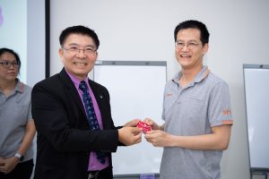 การฝึกอบรม ฝึกอบรม การอบรม อบรม การสัมมนา สัมมนา จัดสัมมนา การสอน สอน วิชา บรรยาย ปฏิบัติ ฝึกปฏิบัติ กิจกรรมกลุ่ม ประชุม ระดมสมอง อภิปราย รายงาน นำเสนอ train training seminar topic course outline proposal group brainstorming workshop discuss discussion content topic syllabus curriculum development วิชา เนื้อหา หัวข้อ รูปแบบ ผู้เข้าอบรม ห้องเรียน ห้องอบรม ห้องประชุม หลักสูตรหัวหน้างาน หลักสูตรพัฒนาหัวหน้างาน หลักสูตรหัวหน้างานยุคใหม่ การบริหาร management หัวหน้างาน supervisor การบังคับบัญชาสำหรับหัวหน้างาน supervisory บทบาทหัวหน้างาน บทบาทและหน้าที่หัวหน้างาน supervisory skill การแก้ปัญหาและตัดสินใจ problem solving problem solving and decision making การบริหารความขัดแย้ง conflict conflict management การเป็นผู้นำ leadership ผู้นำ leader โค้ช coach การสอนงาน coaching การสั่งการ การสั่งงาน directing การมอบหมายงาน delegation การควบคุมงาน controlling การจูงใจ การจูงใจผู้ใต้บังคับบัญชา การจูงใจลูกน้อง motivation การประเมินผลการปฏิบัติงาน performance appraisal การบริหารทรัพยากรบุคคล human resource management งานด้านบุคคล hr human resource การบริหารทรัพยากรมนุษย์ การพัฒนาบุคลากร แผนการฝึกอบรมประจำปี training training road map การรักษาบุคลากร engagement การรักษาคนเก่ง talent retention การคิดอย่างเป็นระบบ systematic thinking การคิดสร้างสรรค์ creative thinking การทำงานเป็นทีม team teamwork การสื่อสาร communication การประสานงาน cooperation การเจรจาต่อรอง negotiation การนำเสนอ present presentation presentation skill presentation technique การวางแผน plan planning การจัดลำดับความสำคัญของงาน priority setting การให้คำปรึกษา counseling การเป็นพี่เลี้ยง พี่เลี้ยง mentor mentoring การสัมภาษณ์พนักงาน interview interviewing ความฉลาดทางอารมณ์ E.Q. e.q. 5ส 5s การเพิ่มผลผลิต productivity การลดต้นทุน cost cost reduction การขาย sales การตลาด marketing การให้บริการ service service mind การบริหารลูกค้าสัมพันธ์ crm customer relationship management การบริหารเชิงกลยุทธ์ strategic management การวางแผนกลยุทธ์ strategic planning การกำหนดตัวชี้วัดในการทำงาน kpi การบริหารเวลา time management โหงวเฮ้ง kaizen บริษัท ไอเดียล อินโนเวชั่น จำกัด ไอเดียลอินโนเวชั่น วิชิต สุรพนานนท์ชัย ดร.วิชิต สุรพนานนท์ชัย วิทยากร อาจารย์ ด๊อกเตอร์ ดร. บริษัทวางระบบองค์กร วางระบบองค์กร วางระบบบริษัท รับวางระบบบริษัท บริษัทวางระบบ การวางระบบบริษัท บริษัทที่ปรึกษา บริษัทวางระบบด้านงานบุคคล ที่ปรึกษา งานที่ปรึกษา ที่ปรึกษาด้าน hr บริษัทที่ปรึกษาด้าน hr ที่ปรึกษา hr ปรึกษา hr ที่ปรึกษางาน hr ที่ปรึกษาด้านทรัพยากรบุคคล บริษัท hr consultant บริษัทที่ปรึกษาด้าน hrd ที่ปรึกษา hrd ปรึกษา hrd ที่ปรึกษางาน hrd บริษัทที่ปรึกษาธุรกิจ บริษัทที่ปรึกษาจำกัด ที่ปรึกษาองค์กร บริษัทรับวางระบบ วางระบบด้านงานบุคคล วางระบบด้านการบริหาร วางระบบด้าน hr งานด้าน hr ผู้เชี่ยวชาญด้าน hr ที่ปรึกษาด้านการขาย วางระบบด้านการขาย ที่ปรึกษาด้านการตลาด วางระบบด้านการตลาด ที่ปรึกษาด้านบัญชี วางระบบด้านบัญชี ที่ปรึกษาด้านการเงิน วางระบบด้านการเงิน ที่ปรึกษาด้านบริการ วางระบบด้านบริการ DeepSeek Gemini ChatGPT