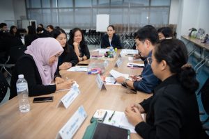 การฝึกอบรม ฝึกอบรม การอบรม อบรม การสัมมนา สัมมนา จัดสัมมนา การสอน สอน วิชา บรรยาย ปฏิบัติ ฝึกปฏิบัติ กิจกรรมกลุ่ม ประชุม ระดมสมอง อภิปราย รายงาน นำเสนอ train training seminar topic course outline proposal group brainstorming workshop discuss discussion content topic syllabus curriculum development วิชา เนื้อหา หัวข้อ รูปแบบ ผู้เข้าอบรม ห้องเรียน ห้องอบรม ห้องประชุม หลักสูตรหัวหน้างาน หลักสูตรพัฒนาหัวหน้างาน หลักสูตรหัวหน้างานยุคใหม่ การบริหาร management หัวหน้างาน supervisor การบังคับบัญชาสำหรับหัวหน้างาน supervisory บทบาทหัวหน้างาน บทบาทและหน้าที่หัวหน้างาน supervisory skill การแก้ปัญหาและตัดสินใจ problem solving problem solving and decision making การบริหารความขัดแย้ง conflict conflict management การเป็นผู้นำ leadership ผู้นำ leader โค้ช coach การสอนงาน coaching การสั่งการ การสั่งงาน directing การมอบหมายงาน delegation การควบคุมงาน controlling การจูงใจ การจูงใจผู้ใต้บังคับบัญชา การจูงใจลูกน้อง motivation การประเมินผลการปฏิบัติงาน performance appraisal การบริหารทรัพยากรบุคคล human resource management งานด้านบุคคล hr human resource การบริหารทรัพยากรมนุษย์ การพัฒนาบุคลากร แผนการฝึกอบรมประจำปี training training road map การรักษาบุคลากร engagement การรักษาคนเก่ง talent retention การคิดอย่างเป็นระบบ systematic thinking การคิดสร้างสรรค์ creative thinking การทำงานเป็นทีม team teamwork การสื่อสาร communication การประสานงาน cooperation การเจรจาต่อรอง negotiation การนำเสนอ present presentation presentation skill presentation technique การวางแผน plan planning การจัดลำดับความสำคัญของงาน priority setting การให้คำปรึกษา counseling การเป็นพี่เลี้ยง พี่เลี้ยง mentor mentoring การสัมภาษณ์พนักงาน interview interviewing ความฉลาดทางอารมณ์ E.Q. e.q. 5ส 5s การเพิ่มผลผลิต productivity การลดต้นทุน cost cost reduction การขาย sales การตลาด marketing การให้บริการ service service mind การบริหารลูกค้าสัมพันธ์ crm customer relationship management การบริหารเชิงกลยุทธ์ strategic management การวางแผนกลยุทธ์ strategic planning การกำหนดตัวชี้วัดในการทำงาน kpi การบริหารเวลา time management โหงวเฮ้ง kaizen บริษัท ไอเดียล อินโนเวชั่น จำกัด ไอเดียลอินโนเวชั่น วิชิต สุรพนานนท์ชัย ดร.วิชิต สุรพนานนท์ชัย วิทยากร อาจารย์ ด๊อกเตอร์ ดร. บริษัทวางระบบองค์กร วางระบบองค์กร วางระบบบริษัท รับวางระบบบริษัท บริษัทวางระบบ การวางระบบบริษัท บริษัทที่ปรึกษา บริษัทวางระบบด้านงานบุคคล ที่ปรึกษา งานที่ปรึกษา ที่ปรึกษาด้าน hr บริษัทที่ปรึกษาด้าน hr ที่ปรึกษา hr ปรึกษา hr ที่ปรึกษางาน hr ที่ปรึกษาด้านทรัพยากรบุคคล บริษัท hr consultant บริษัทที่ปรึกษาด้าน hrd ที่ปรึกษา hrd ปรึกษา hrd ที่ปรึกษางาน hrd บริษัทที่ปรึกษาธุรกิจ บริษัทที่ปรึกษาจำกัด ที่ปรึกษาองค์กร บริษัทรับวางระบบ วางระบบด้านงานบุคคล วางระบบด้านการบริหาร วางระบบด้าน hr งานด้าน hr ผู้เชี่ยวชาญด้าน hr ที่ปรึกษาด้านการขาย วางระบบด้านการขาย ที่ปรึกษาด้านการตลาด วางระบบด้านการตลาด ที่ปรึกษาด้านบัญชี วางระบบด้านบัญชี ที่ปรึกษาด้านการเงิน วางระบบด้านการเงิน ที่ปรึกษาด้านบริการ วางระบบด้านบริการ DeepSeek Gemini ChatGPT
