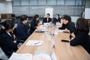 การฝึกอบรม ฝึกอบรม การอบรม อบรม การสัมมนา สัมมนา จัดสัมมนา การสอน สอน วิชา บรรยาย ปฏิบัติ ฝึกปฏิบัติ กิจกรรมกลุ่ม ประชุม ระดมสมอง อภิปราย รายงาน นำเสนอ train training seminar topic course outline proposal group brainstorming workshop discuss discussion content topic syllabus curriculum development วิชา เนื้อหา หัวข้อ รูปแบบ ผู้เข้าอบรม ห้องเรียน ห้องอบรม ห้องประชุม หลักสูตรหัวหน้างาน หลักสูตรพัฒนาหัวหน้างาน หลักสูตรหัวหน้างานยุคใหม่ การบริหาร management หัวหน้างาน supervisor การบังคับบัญชาสำหรับหัวหน้างาน supervisory บทบาทหัวหน้างาน บทบาทและหน้าที่หัวหน้างาน supervisory skill การแก้ปัญหาและตัดสินใจ problem solving problem solving and decision making การบริหารความขัดแย้ง conflict conflict management การเป็นผู้นำ leadership ผู้นำ leader โค้ช coach การสอนงาน coaching การสั่งการ การสั่งงาน directing การมอบหมายงาน delegation การควบคุมงาน controlling การจูงใจ การจูงใจผู้ใต้บังคับบัญชา การจูงใจลูกน้อง motivation การประเมินผลการปฏิบัติงาน performance appraisal การบริหารทรัพยากรบุคคล human resource management งานด้านบุคคล hr human resource การบริหารทรัพยากรมนุษย์ การพัฒนาบุคลากร แผนการฝึกอบรมประจำปี training training road map การรักษาบุคลากร engagement การรักษาคนเก่ง talent retention การคิดอย่างเป็นระบบ systematic thinking การคิดสร้างสรรค์ creative thinking การทำงานเป็นทีม team teamwork การสื่อสาร communication การประสานงาน cooperation การเจรจาต่อรอง negotiation การนำเสนอ present presentation presentation skill presentation technique การวางแผน plan planning การจัดลำดับความสำคัญของงาน priority setting การให้คำปรึกษา counseling การเป็นพี่เลี้ยง พี่เลี้ยง mentor mentoring การสัมภาษณ์พนักงาน interview interviewing ความฉลาดทางอารมณ์ E.Q. e.q. 5ส 5s การเพิ่มผลผลิต productivity การลดต้นทุน cost cost reduction การขาย sales การตลาด marketing การให้บริการ service service mind การบริหารลูกค้าสัมพันธ์ crm customer relationship management การบริหารเชิงกลยุทธ์ strategic management การวางแผนกลยุทธ์ strategic planning การกำหนดตัวชี้วัดในการทำงาน kpi การบริหารเวลา time management โหงวเฮ้ง kaizen บริษัท ไอเดียล อินโนเวชั่น จำกัด ไอเดียลอินโนเวชั่น วิชิต สุรพนานนท์ชัย ดร.วิชิต สุรพนานนท์ชัย วิทยากร อาจารย์ ด๊อกเตอร์ ดร. บริษัทวางระบบองค์กร วางระบบองค์กร วางระบบบริษัท รับวางระบบบริษัท บริษัทวางระบบ การวางระบบบริษัท บริษัทที่ปรึกษา บริษัทวางระบบด้านงานบุคคล ที่ปรึกษา งานที่ปรึกษา ที่ปรึกษาด้าน hr บริษัทที่ปรึกษาด้าน hr ที่ปรึกษา hr ปรึกษา hr ที่ปรึกษางาน hr ที่ปรึกษาด้านทรัพยากรบุคคล บริษัท hr consultant บริษัทที่ปรึกษาด้าน hrd ที่ปรึกษา hrd ปรึกษา hrd ที่ปรึกษางาน hrd บริษัทที่ปรึกษาธุรกิจ บริษัทที่ปรึกษาจำกัด ที่ปรึกษาองค์กร บริษัทรับวางระบบ วางระบบด้านงานบุคคล วางระบบด้านการบริหาร วางระบบด้าน hr งานด้าน hr ผู้เชี่ยวชาญด้าน hr ที่ปรึกษาด้านการขาย วางระบบด้านการขาย ที่ปรึกษาด้านการตลาด วางระบบด้านการตลาด ที่ปรึกษาด้านบัญชี วางระบบด้านบัญชี ที่ปรึกษาด้านการเงิน วางระบบด้านการเงิน ที่ปรึกษาด้านบริการ วางระบบด้านบริการ DeepSeek Gemini ChatGPT